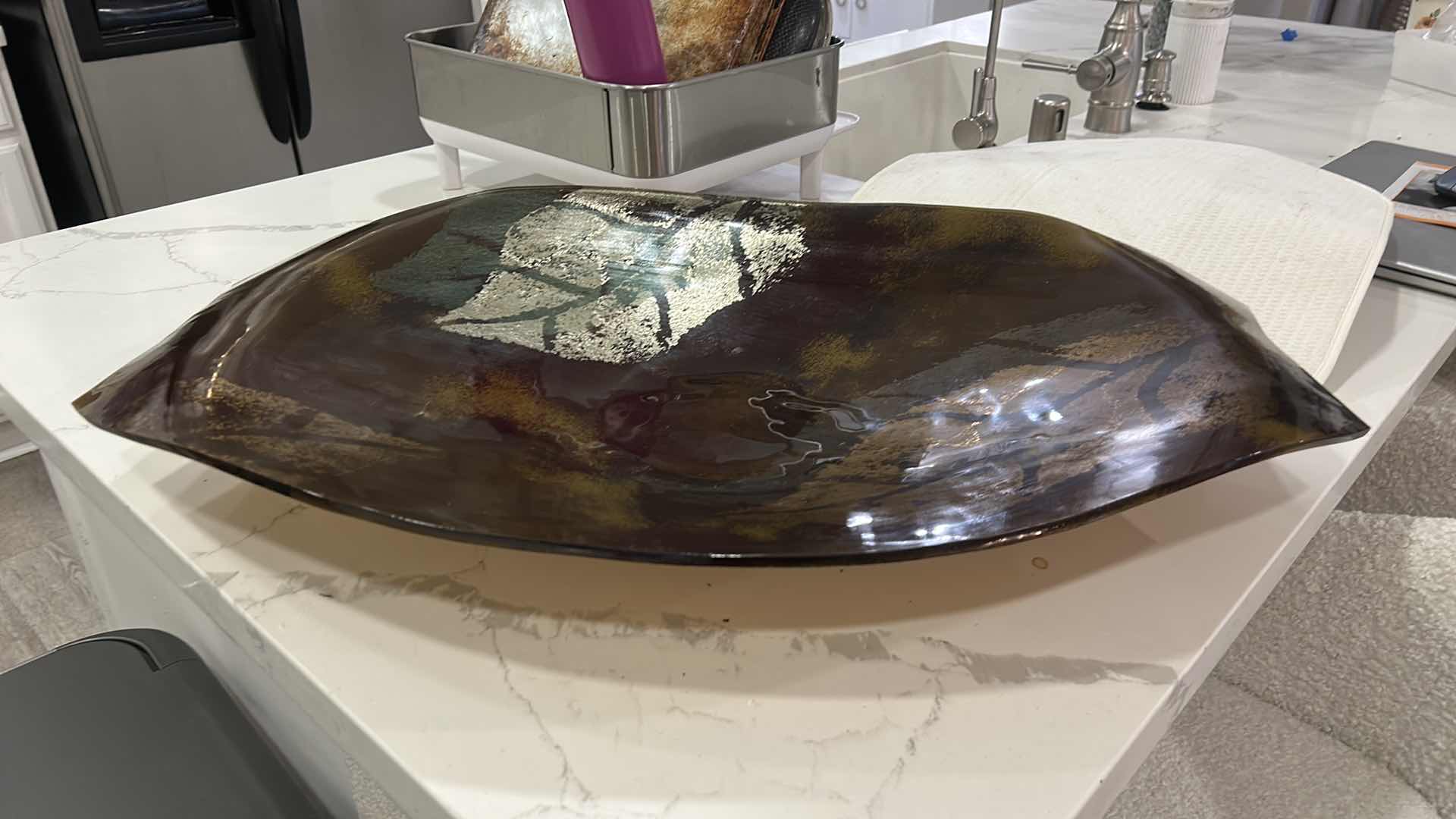 Photo 1 of CALIFORNIA ARTIST, HIGHLY COLLECTIBLE 20TH CENTURY DECORATIVE ART PIECE.- VINTAGE TONY EVANS ART GLASS OVAL PLATTER WITH METALLIC FOIL LEAF DESIGN.

FUSED GOLD OR SILVER FOIL LEAVES ON COLORED GLASS. 28” x 19 1/2” x H3.5”
