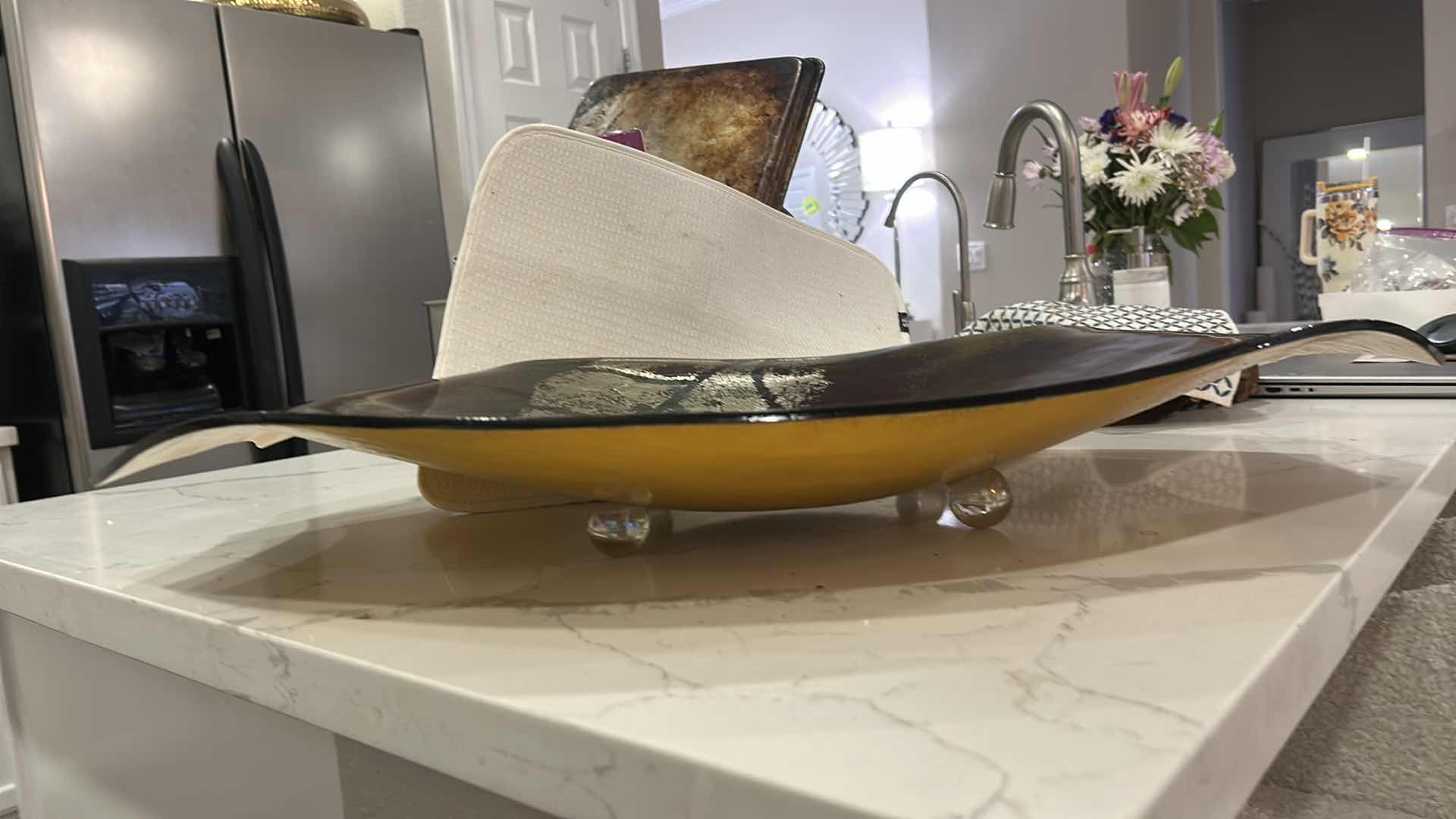 Photo 1 of CALIFORNIA ARTIST, HIGHLY COLLECTIBLE 20TH CENTURY DECORATIVE ART PIECE.- VINTAGE TONY EVANS ART GLASS OVAL PLATTER WITH METALLIC FOIL LEAF DESIGN.

FUSED GOLD OR SILVER FOIL LEAVES ON COLORED GLASS. 28” x 19 1/2” x H3.5”