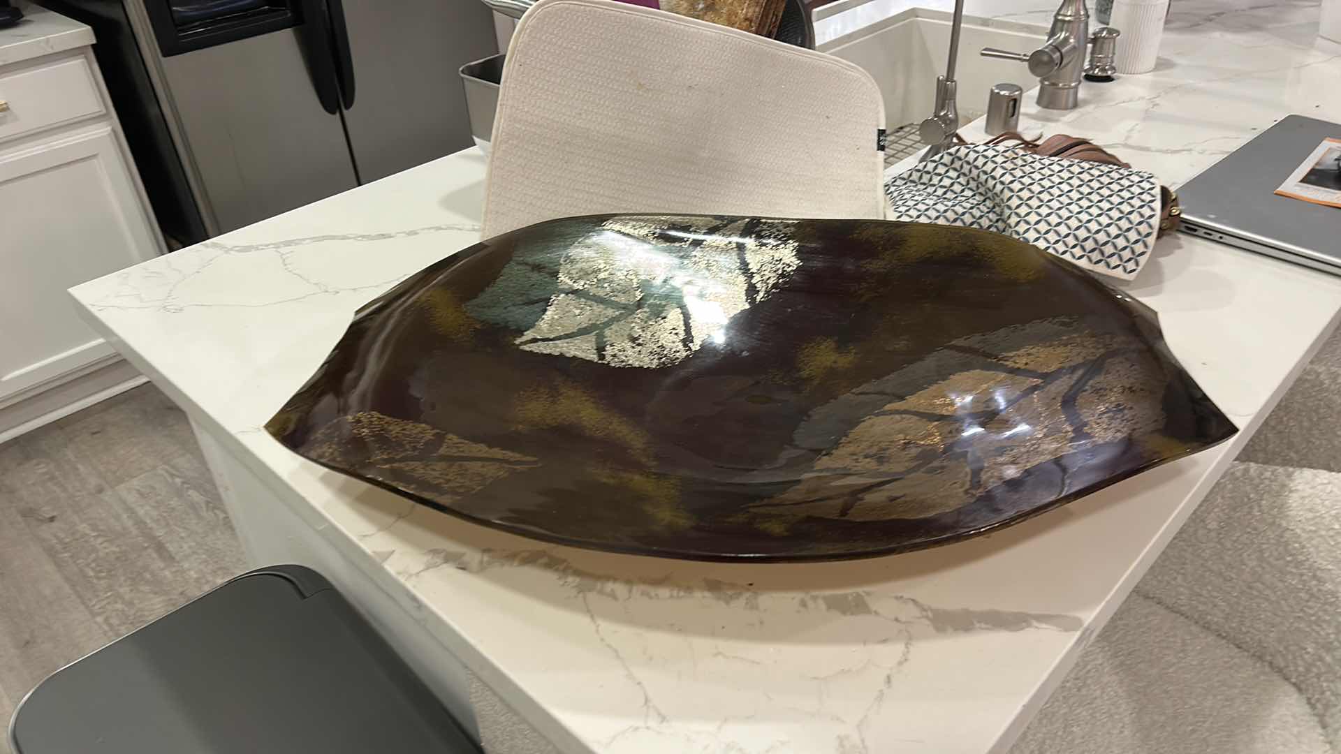 Photo 1 of CALIFORNIA ARTIST, HIGHLY COLLECTIBLE 20TH CENTURY DECORATIVE ART PIECE.- VINTAGE TONY EVANS ART GLASS OVAL PLATTER WITH METALLIC FOIL LEAF DESIGN.

FUSED GOLD OR SILVER FOIL LEAVES ON COLORED GLASS. 28” x 19 1/2” x H3.5”