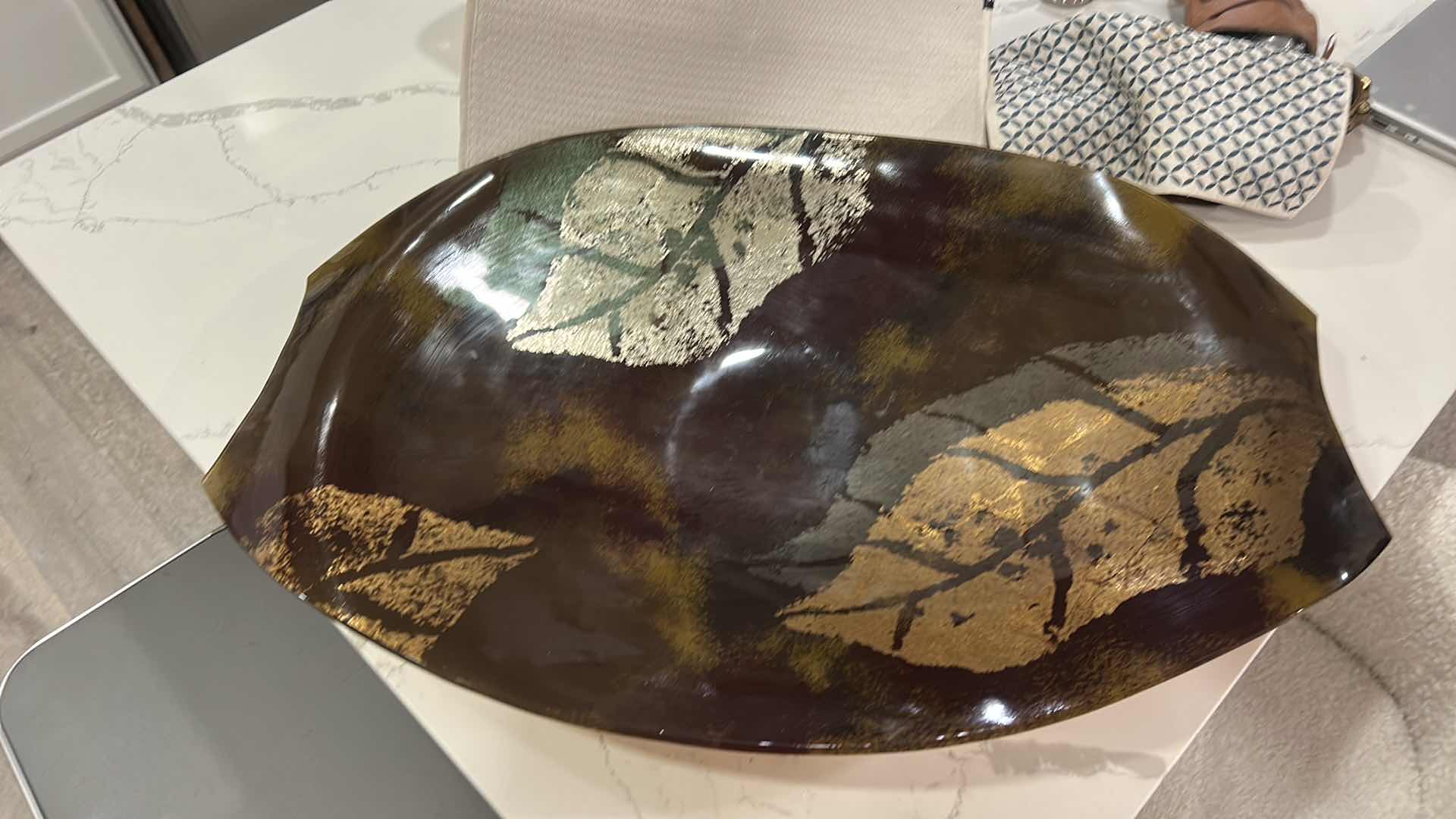Photo 1 of CALIFORNIA ARTIST, HIGHLY COLLECTIBLE 20TH CENTURY DECORATIVE ART PIECE.- VINTAGE TONY EVANS ART GLASS OVAL PLATTER WITH METALLIC FOIL LEAF DESIGN.

FUSED GOLD OR SILVER FOIL LEAVES ON COLORED GLASS. 28” x 19 1/2” x H3.5”