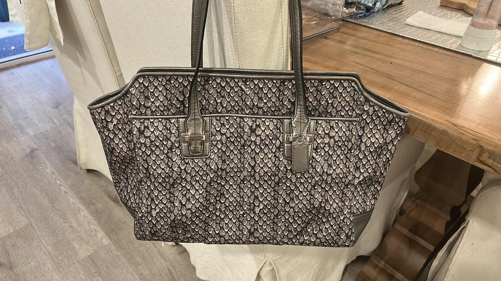 Photo 1 of COACH TAYLOR ALEXIS SNAKE PRINT CARRYALL SATCHEL HANDBAG (STYLE #F26034)

STATEMENT SATCHEL FEATURING A BOLD SNAKE PRINT FABRIC EXTERIOR WITH METALLIC LEATHER TRIM AND SILVER-TONE HARDWARE.