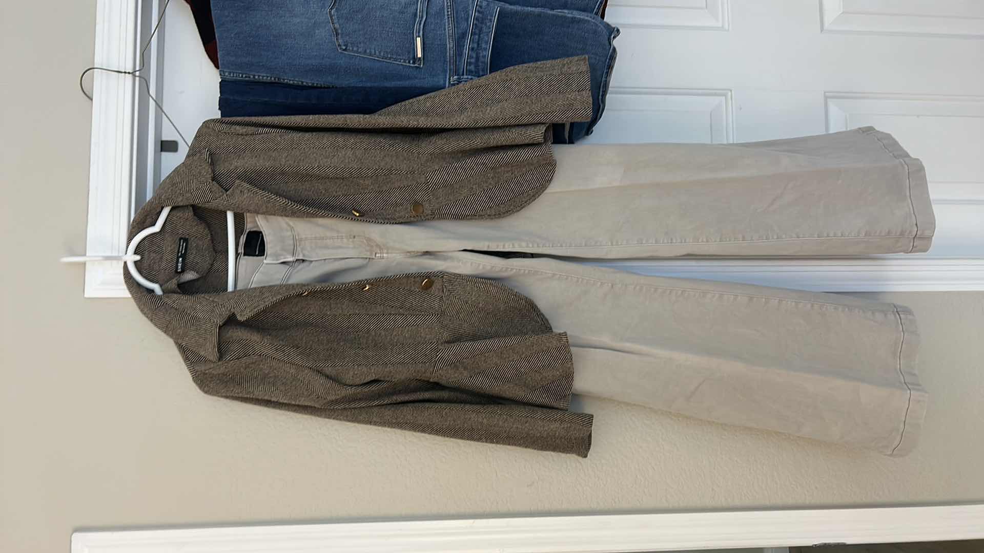 Photo 1 of WOMENSWEAR - 6 PIECES WOMENS CLOTHING SIZE MED