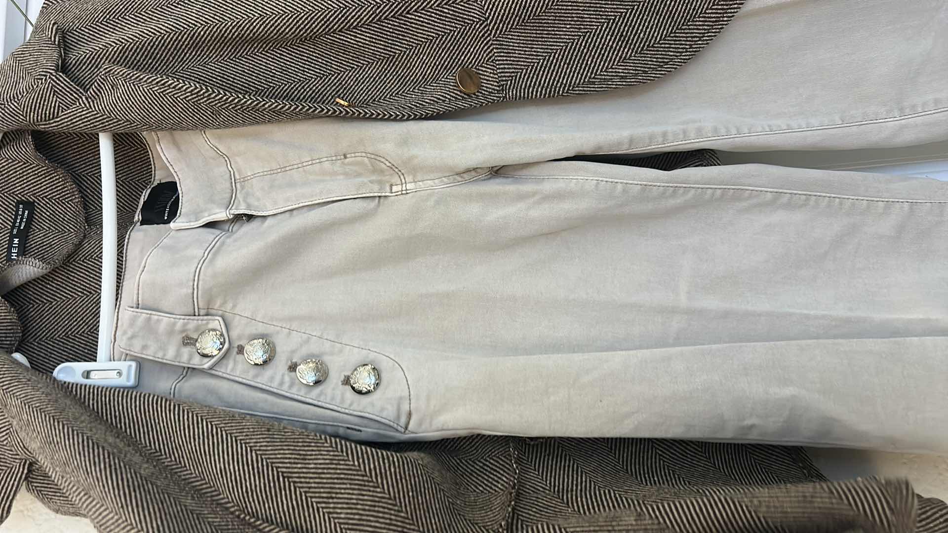 Photo 1 of WOMENSWEAR - 6 PIECES WOMENS CLOTHING SIZE MED