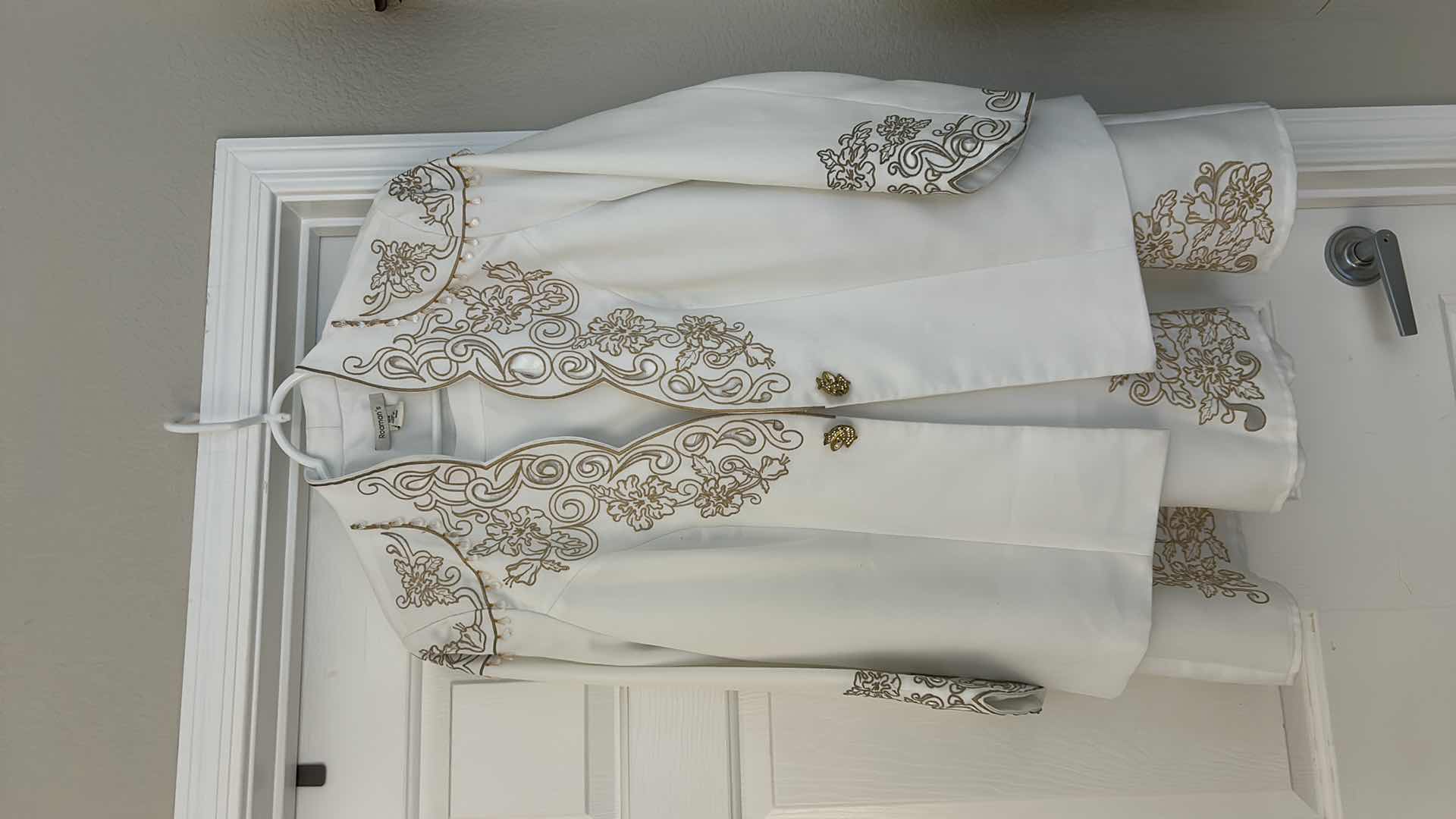 Photo 1 of WOMENSWEAR - 4 PIECES PLUS SIZE WOMENS CLOTHING