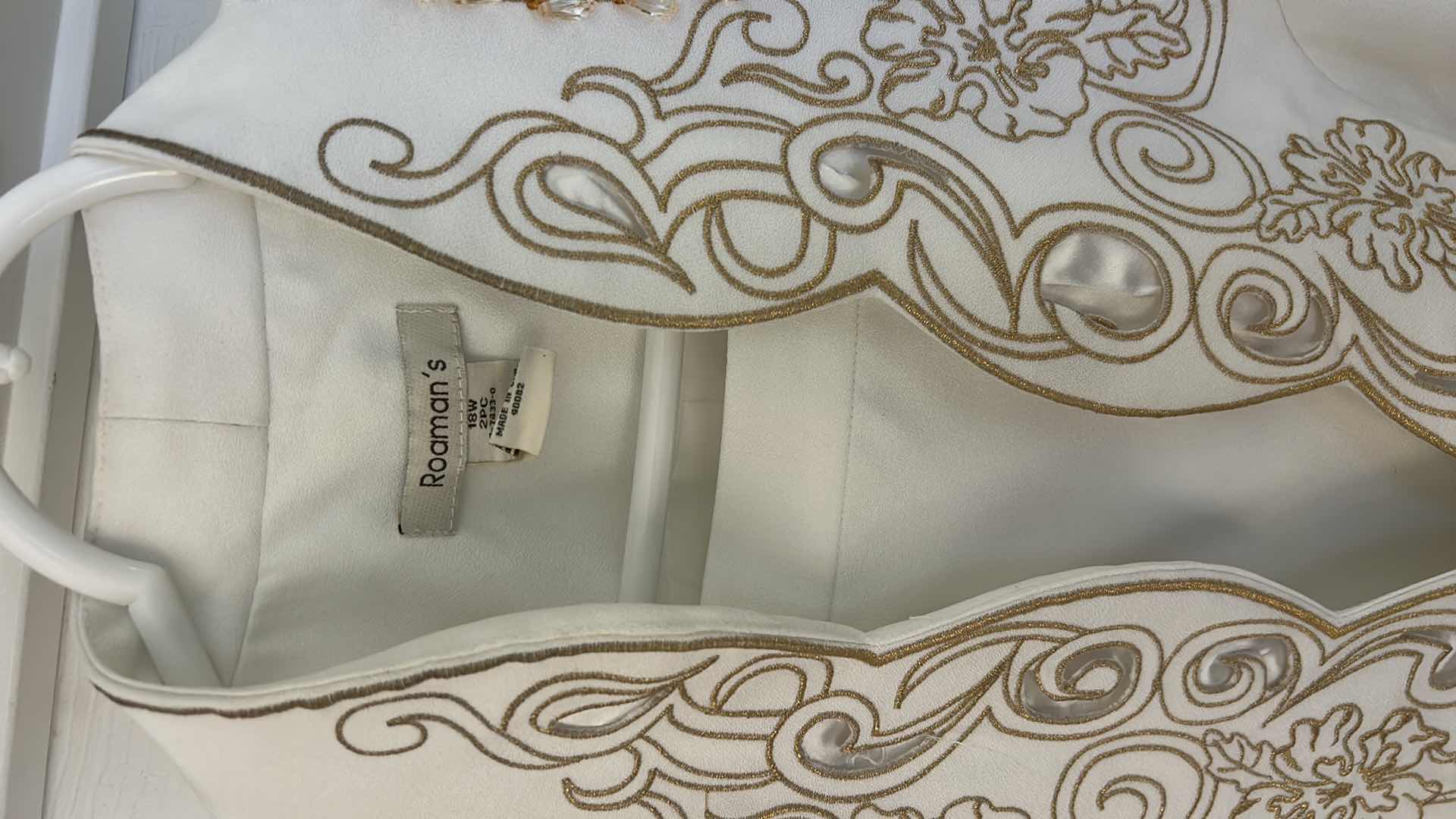 Photo 1 of WOMENSWEAR - 4 PIECES PLUS SIZE WOMENS CLOTHING