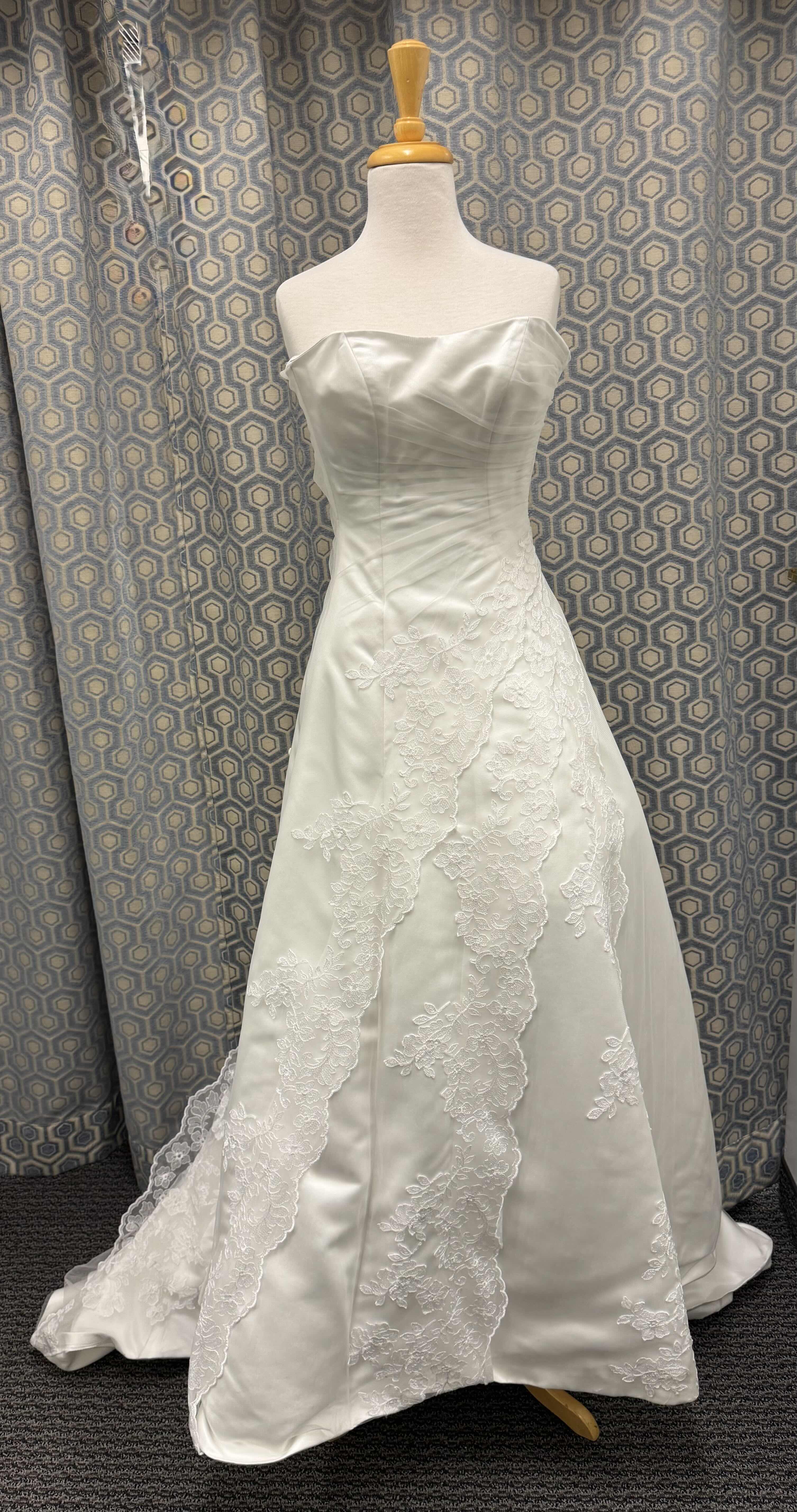 Photo 1 of BRIDAL GOWN "MAGGIE SOTTERO" ONE PIECE STRAPPLES GOWN LACE DIAMOND WHITE SIZE 00