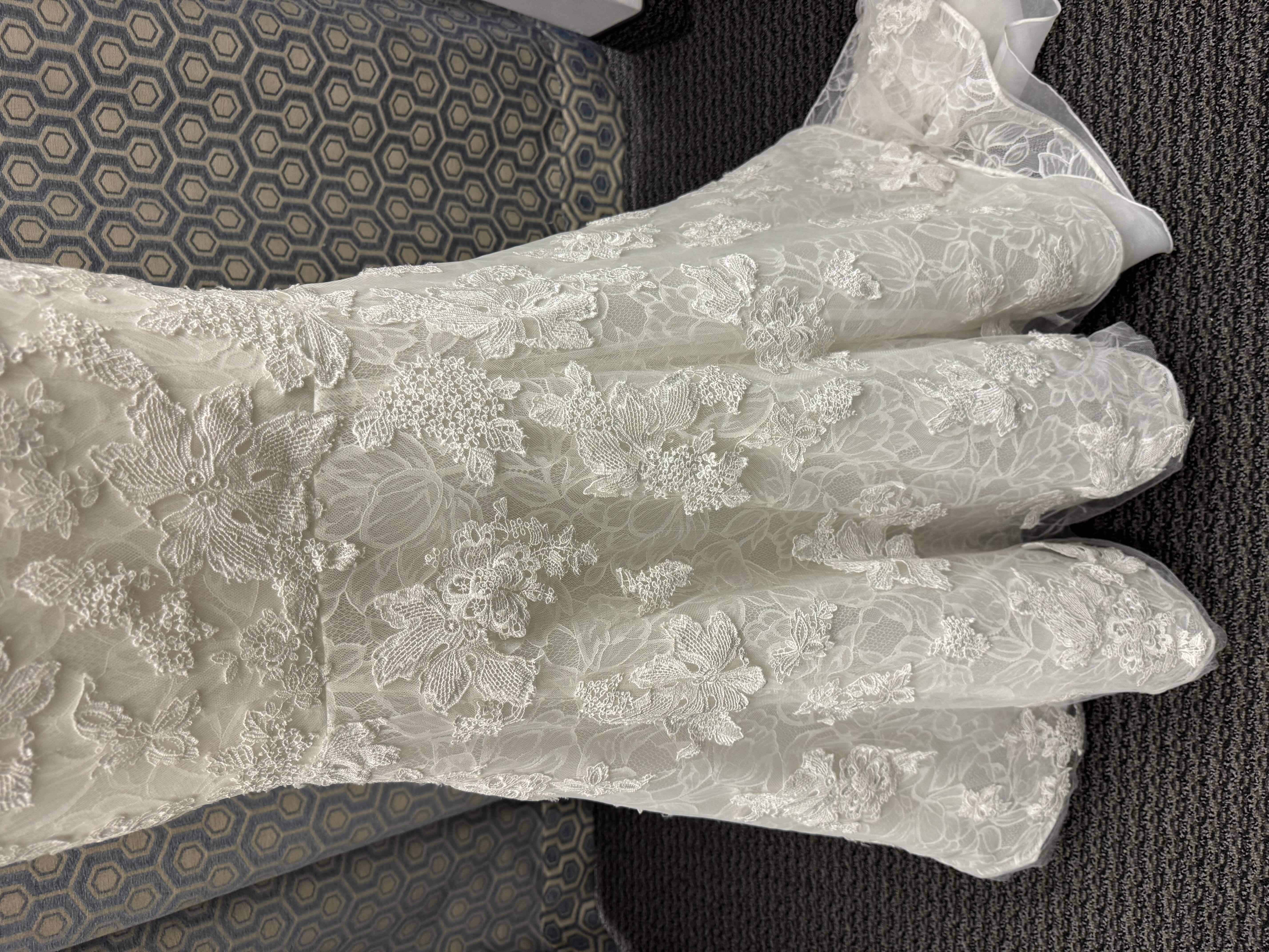 Photo 1 of BRIDAL GOWN "ENZOANI" ONE PIECE LACE GOWN IVORY SIZE 10
