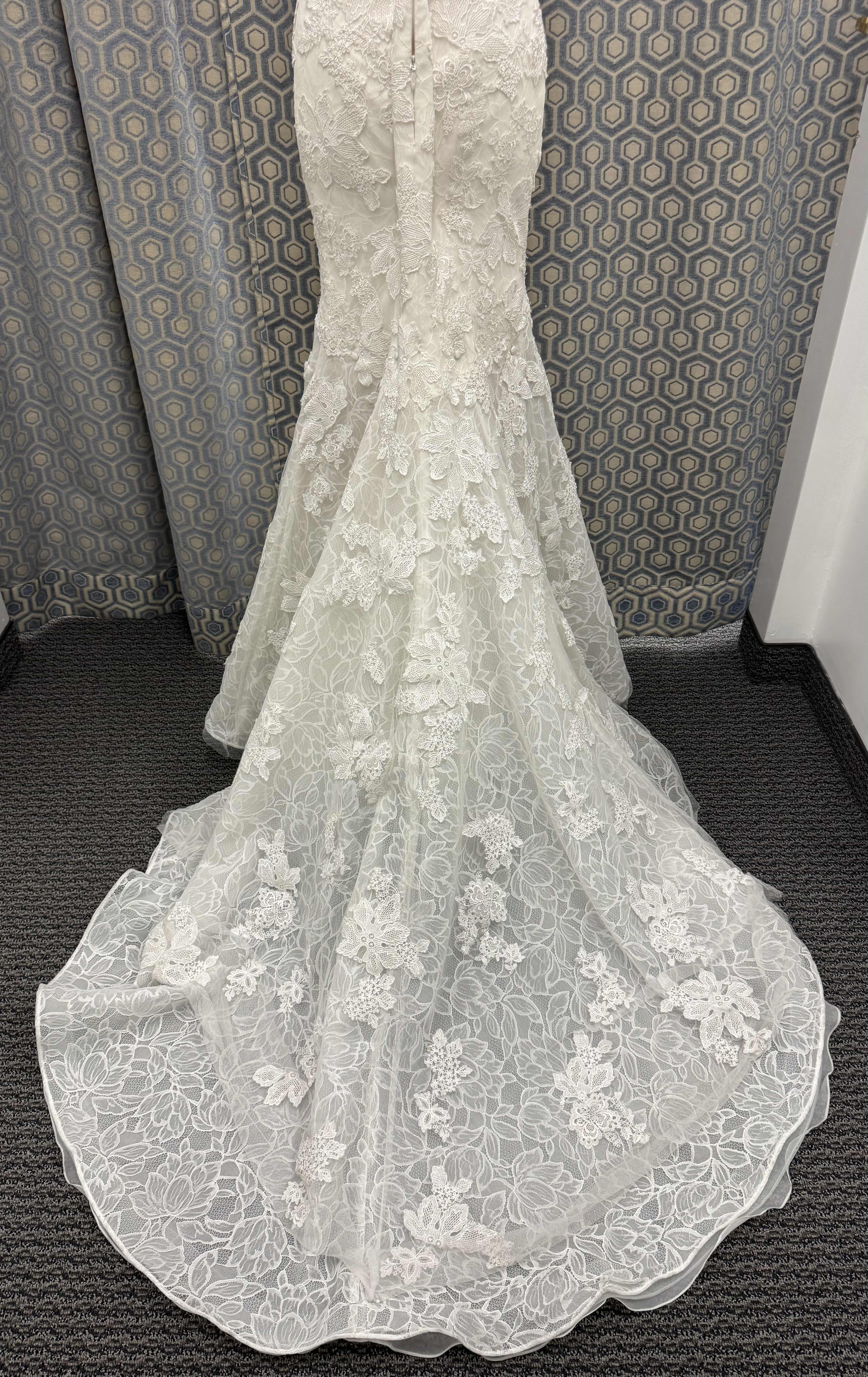 Photo 1 of BRIDAL GOWN "ENZOANI" ONE PIECE LACE GOWN IVORY SIZE 10