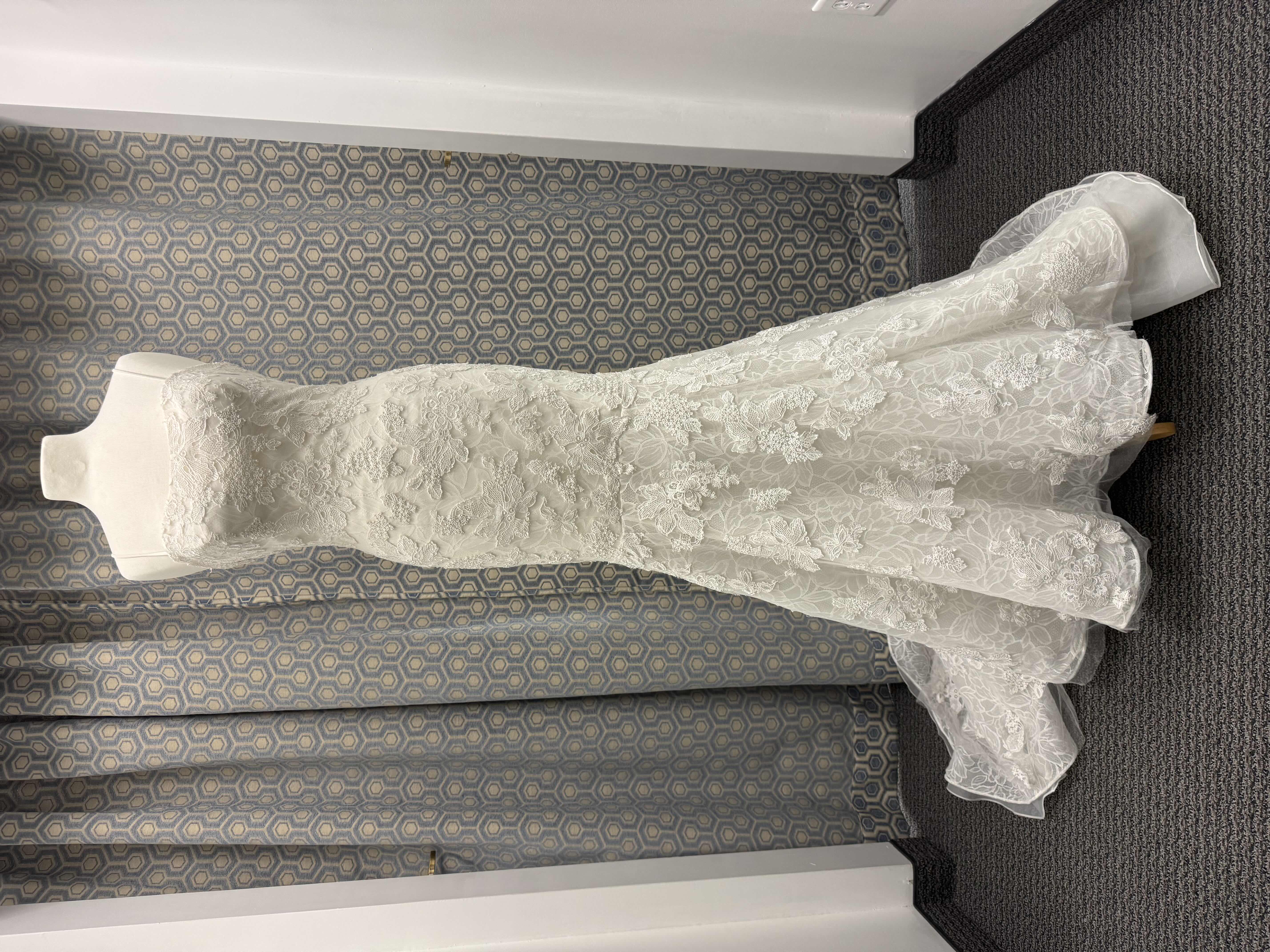 Photo 1 of BRIDAL GOWN "ENZOANI" ONE PIECE LACE GOWN IVORY SIZE 10