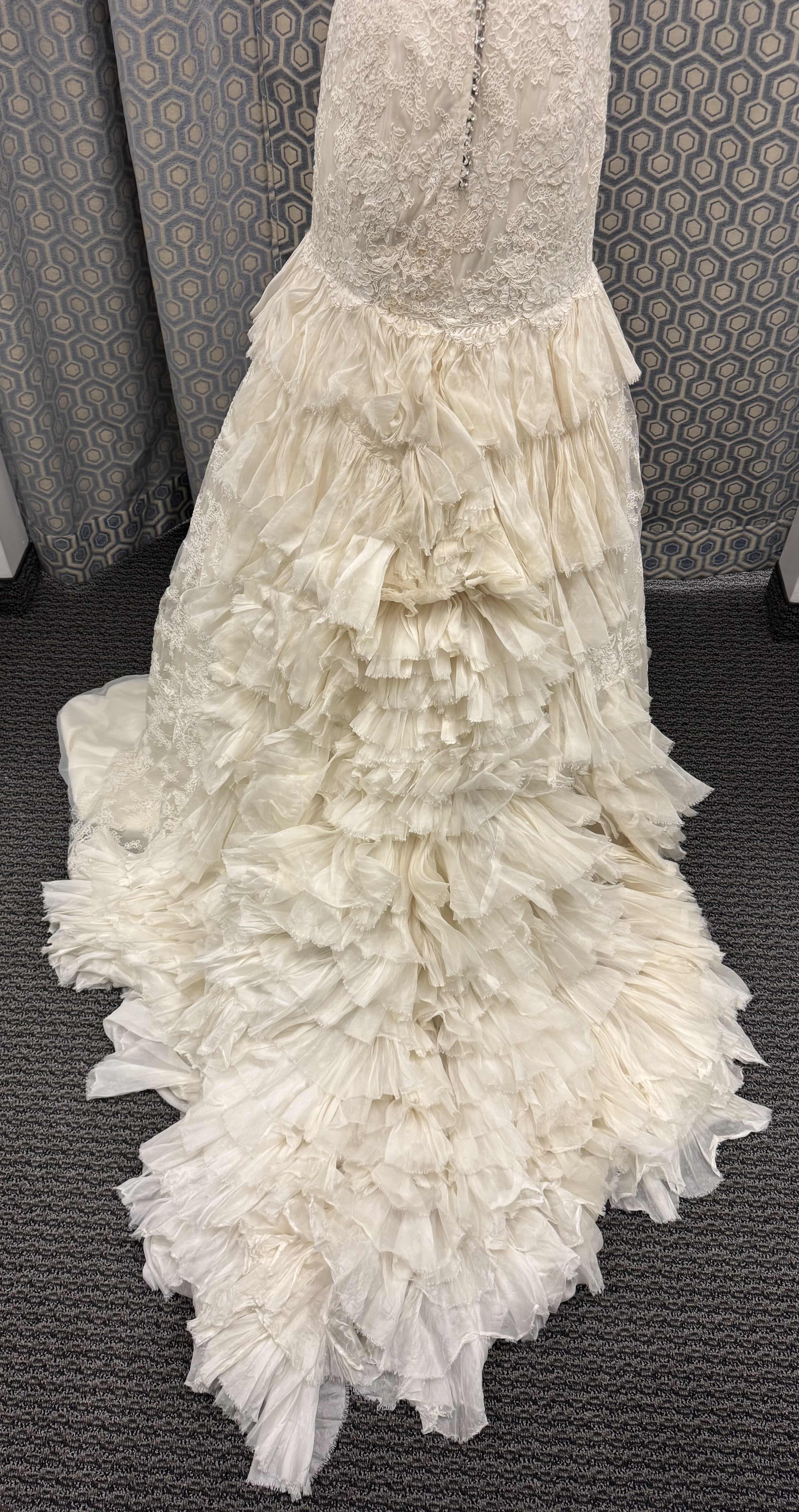 Photo 4 of BRIDAL GOWN "LAZARO" LACE GOWN IVORY SIZE 12