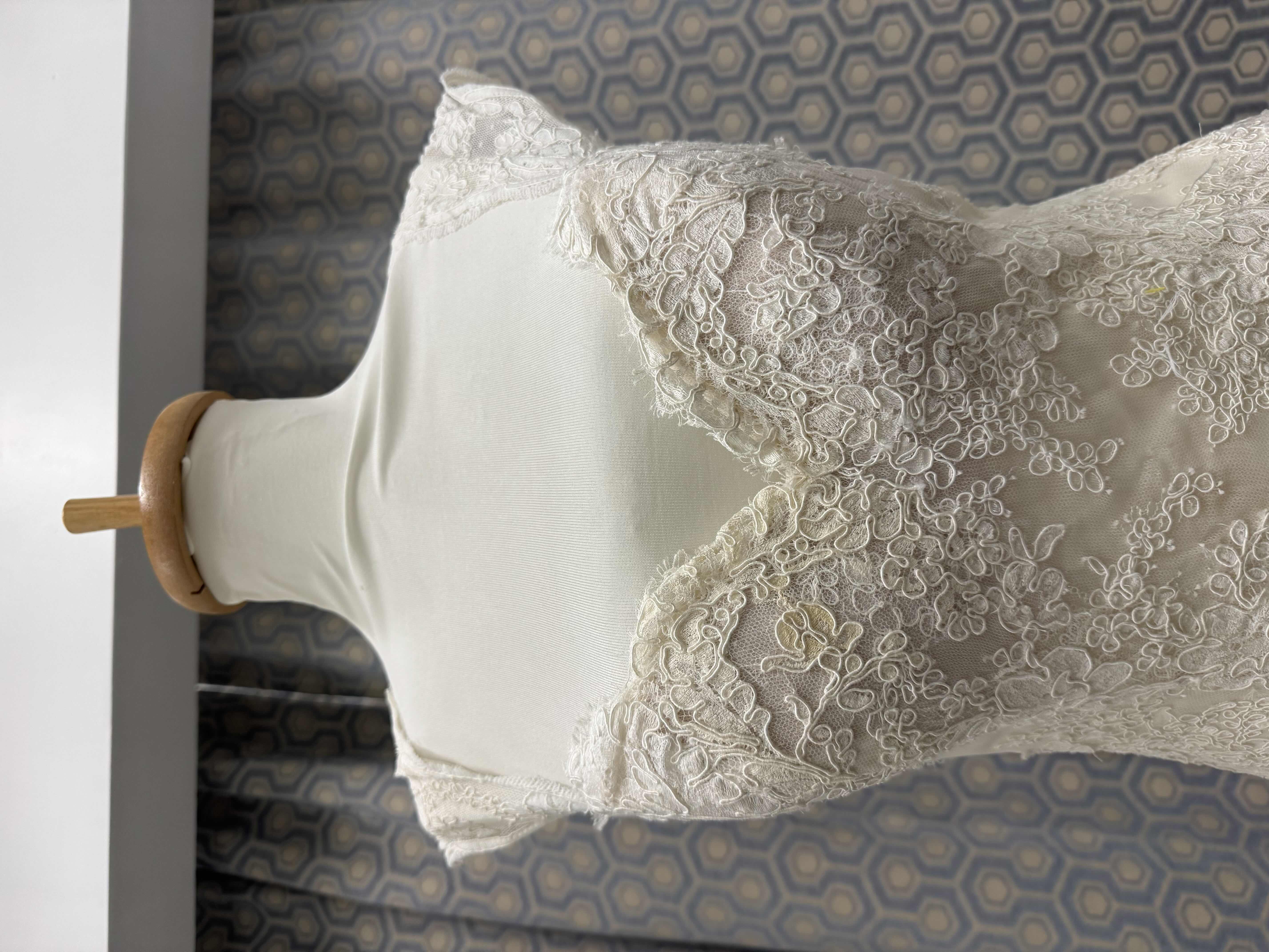 Photo 2 of BRIDAL GOWN "LAZARO" LACE GOWN IVORY SIZE 12