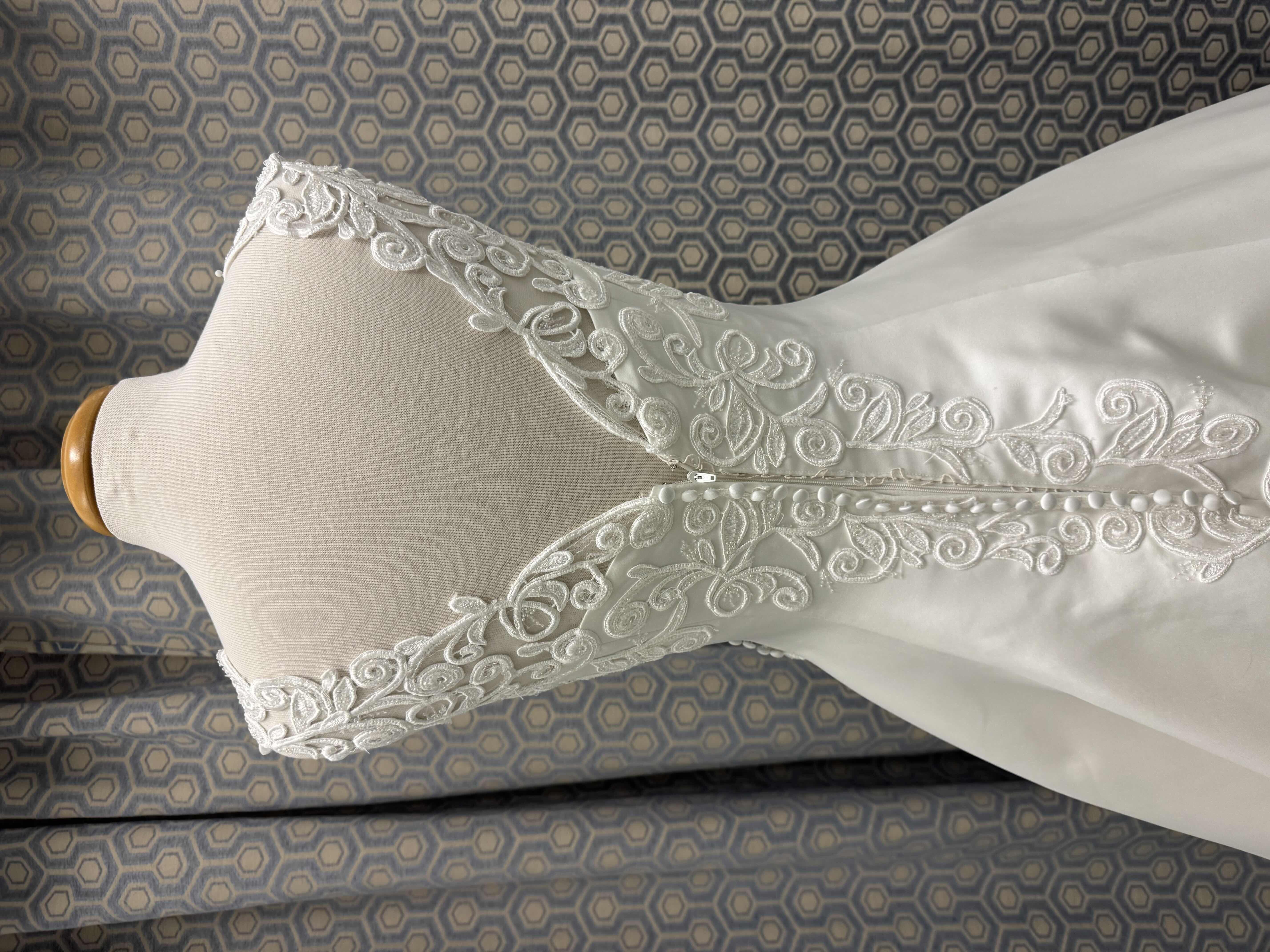 Photo 1 of BRIDAL GOWN "MAGGIE SOTTERO" ONE PIECE SATIN GOWN DIAMOND WHITE SIZE 12