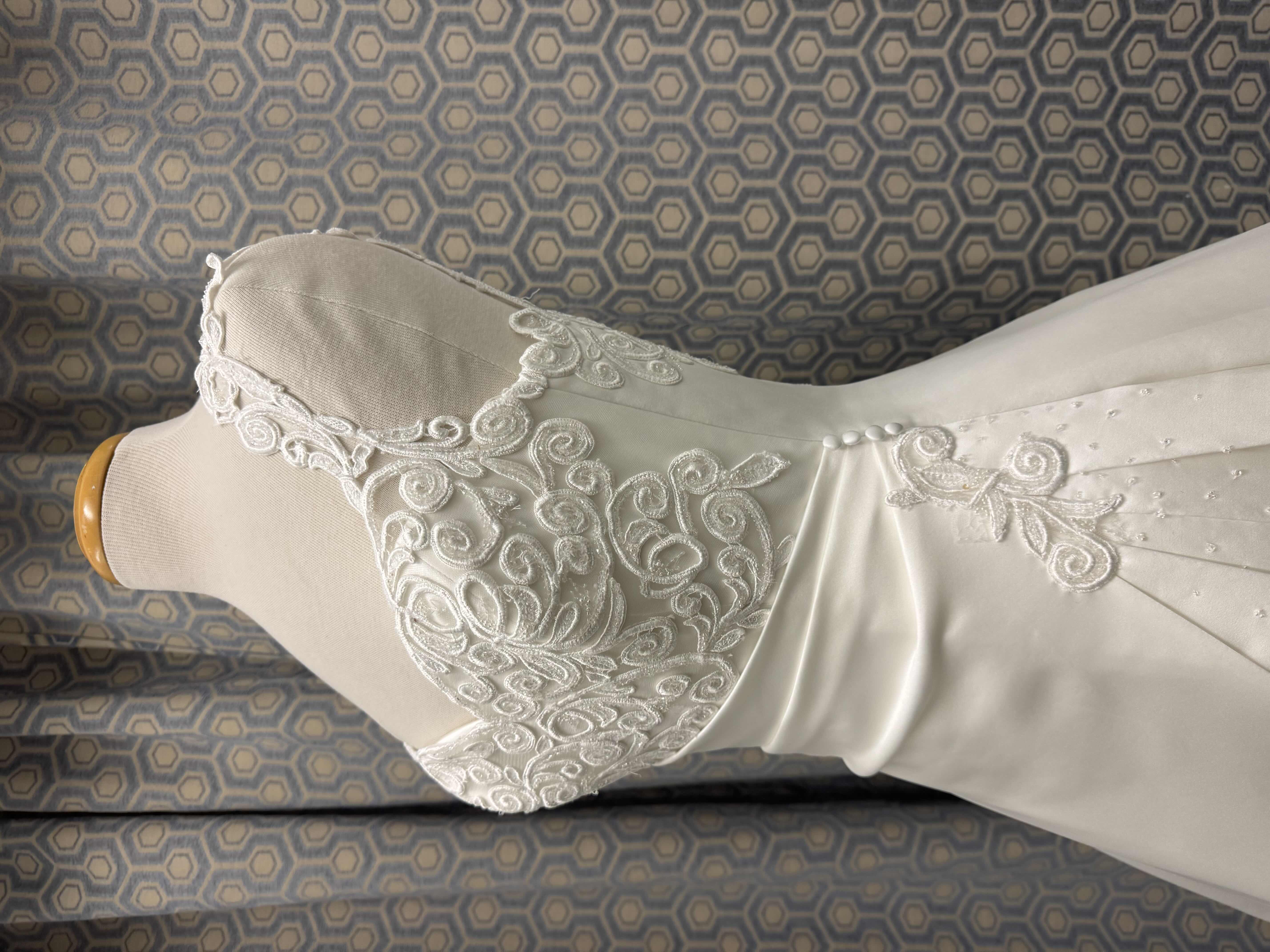 Photo 1 of BRIDAL GOWN "MAGGIE SOTTERO" ONE PIECE SATIN GOWN DIAMOND WHITE SIZE 12