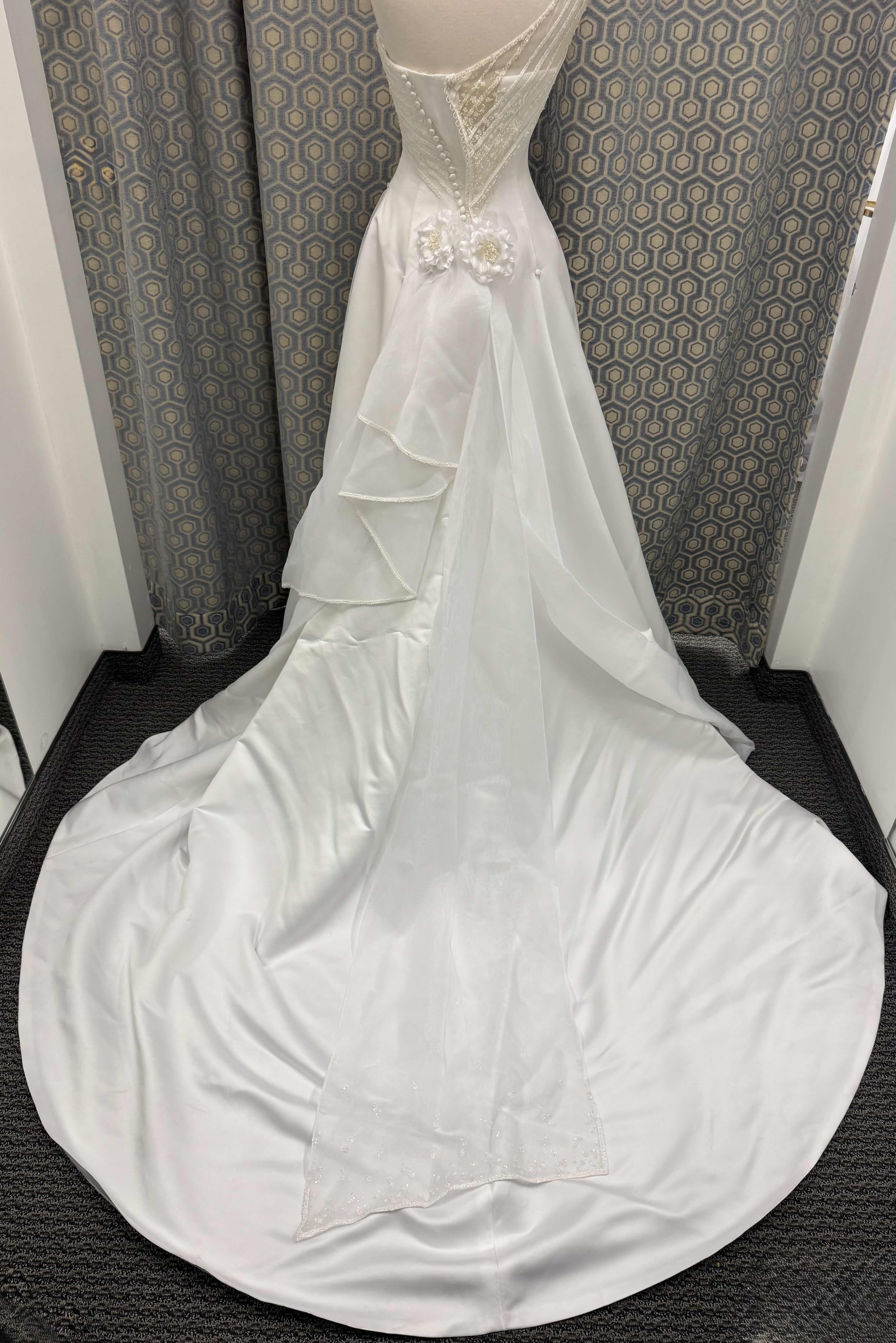 Photo 1 of BRIDAL GOWN MAGGIE SOTTERO ONE SHOULDER A LINE GOWN CHIFFON TIE AND ACCENTED WITH SWAROVSKI PEARL IVORY SIZE 6