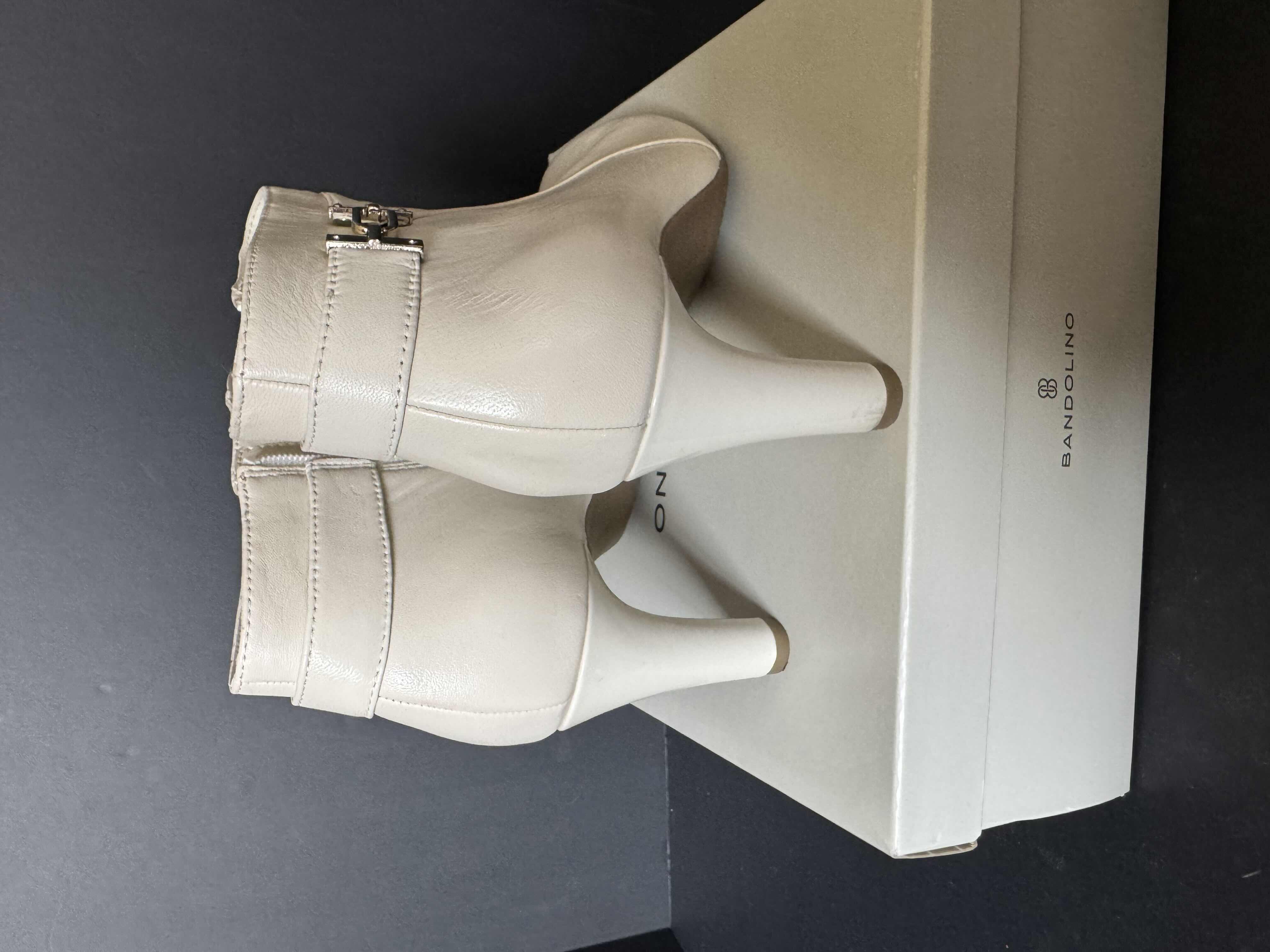 Photo 1 of BANDOLINO SIZE 9.5 WHITE BOOTIE
