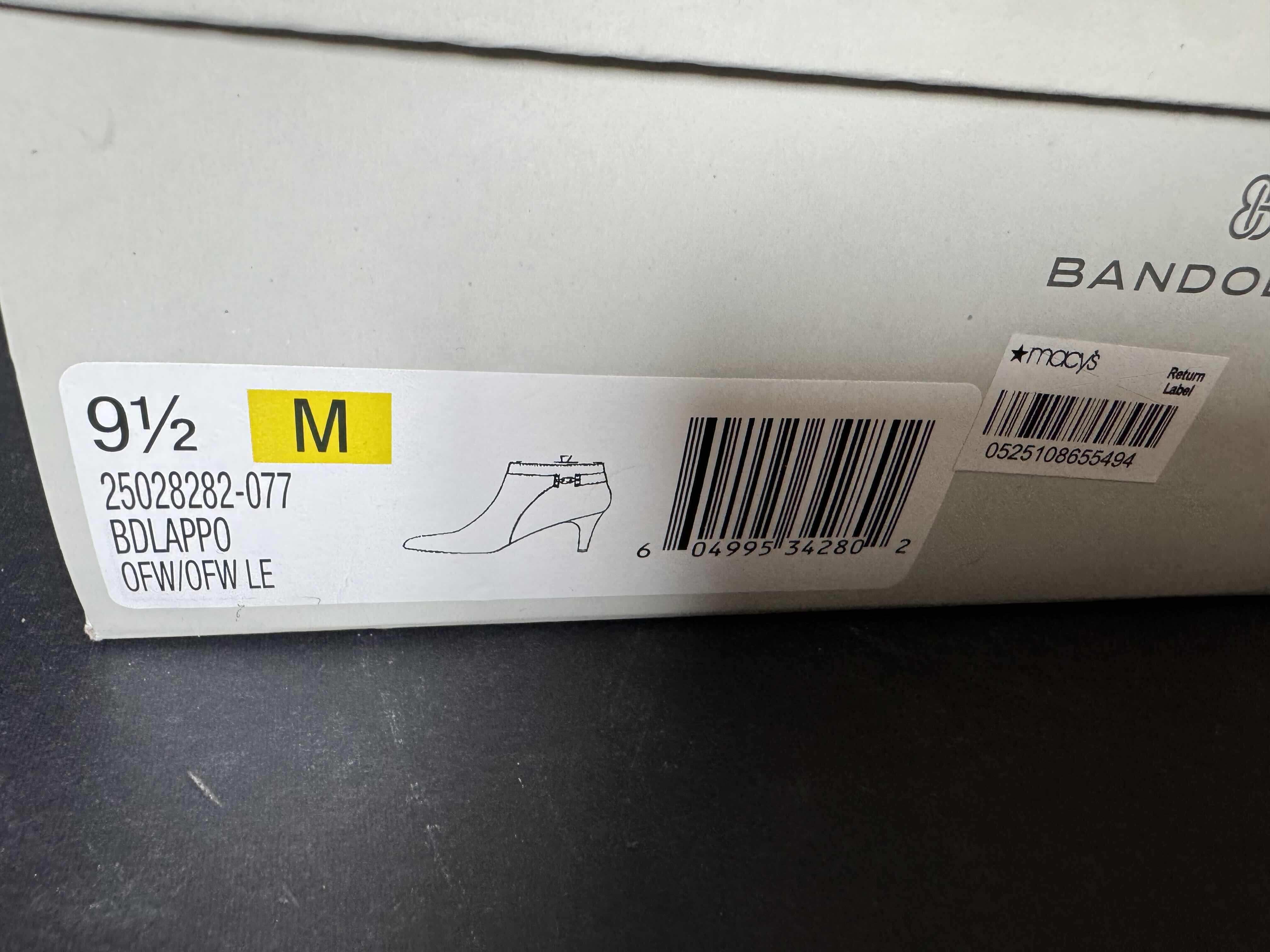 Photo 1 of BANDOLINO SIZE 9.5 WHITE BOOTIE