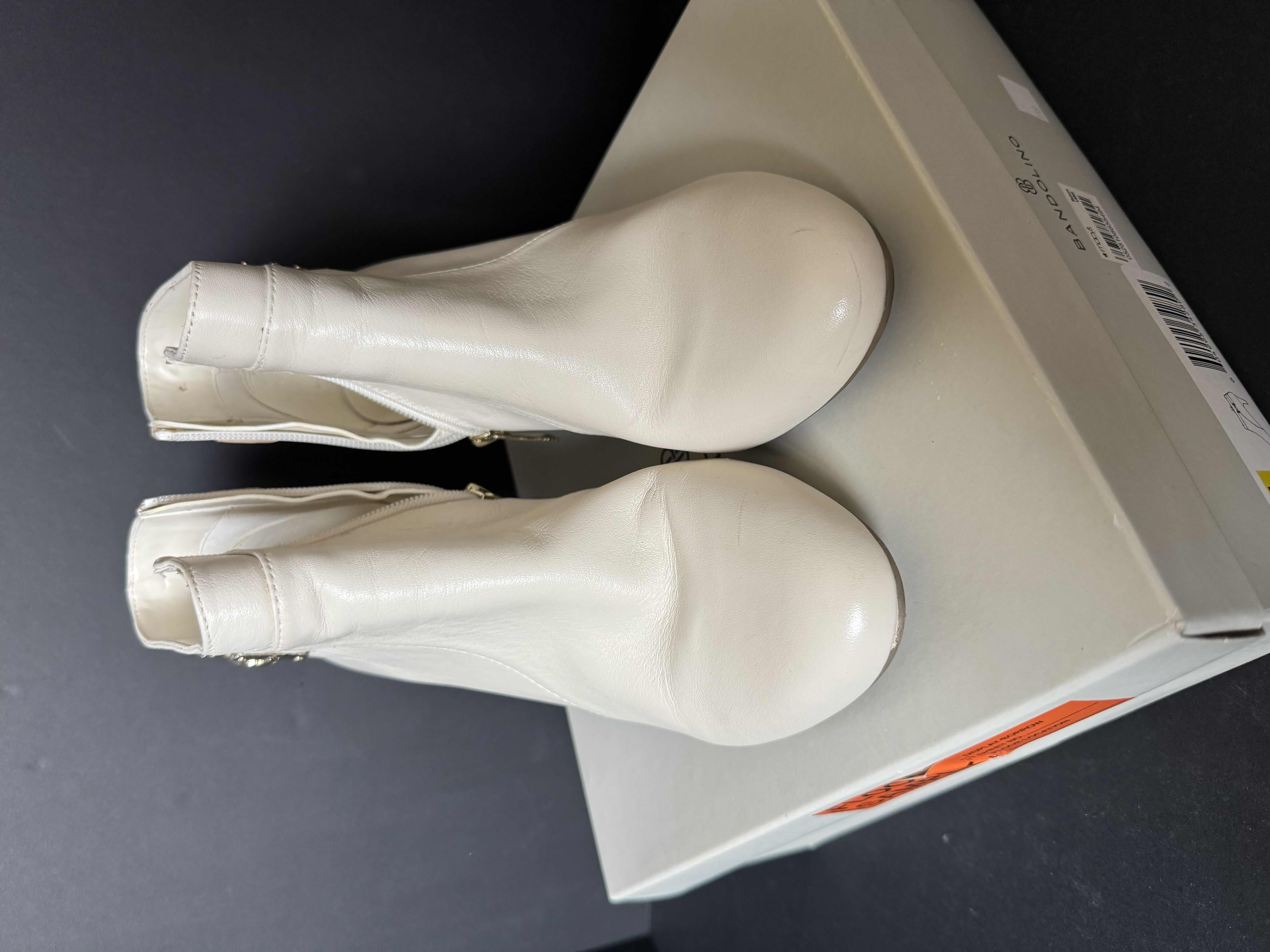 Photo 1 of BANDOLINO SIZE 9.5 WHITE BOOTIE