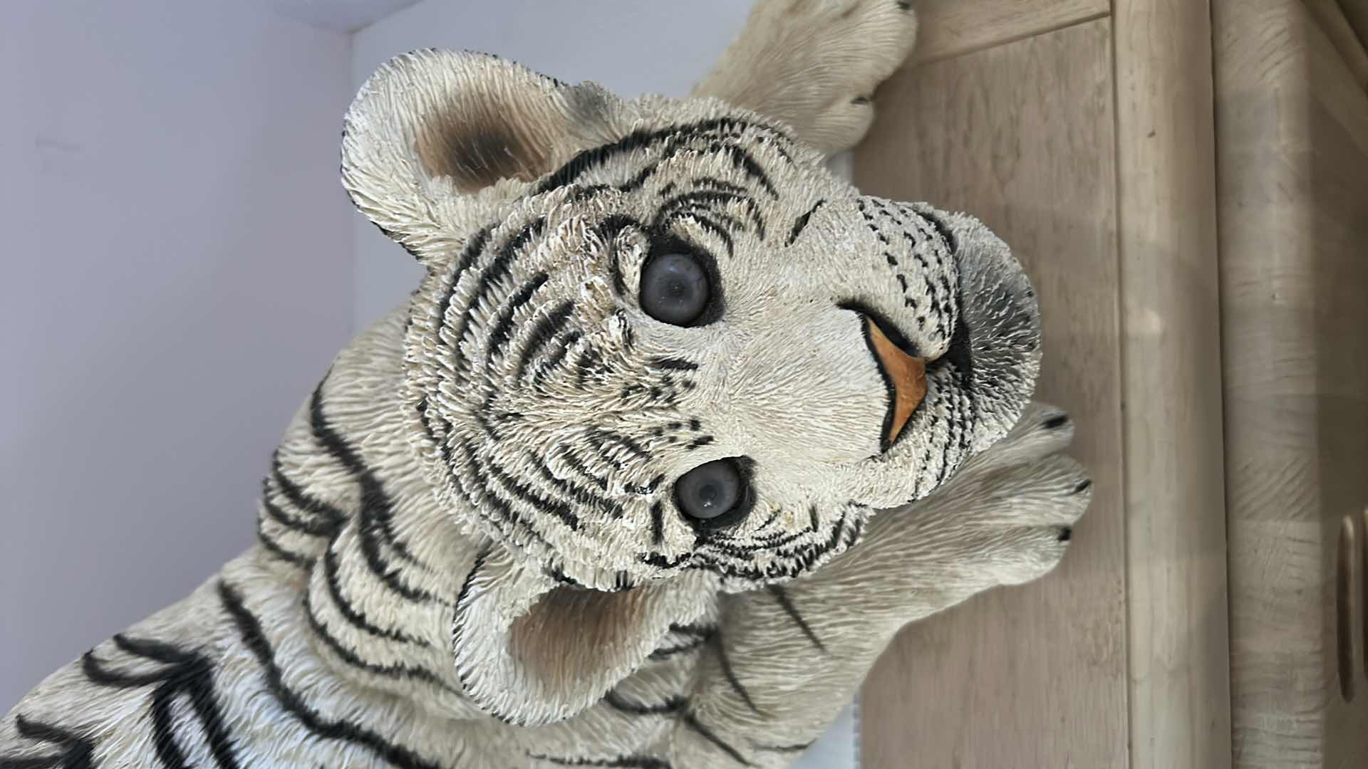 Photo 1 of LIVING STONE VINTAGE WHITE TIGER STATUE L 18”
