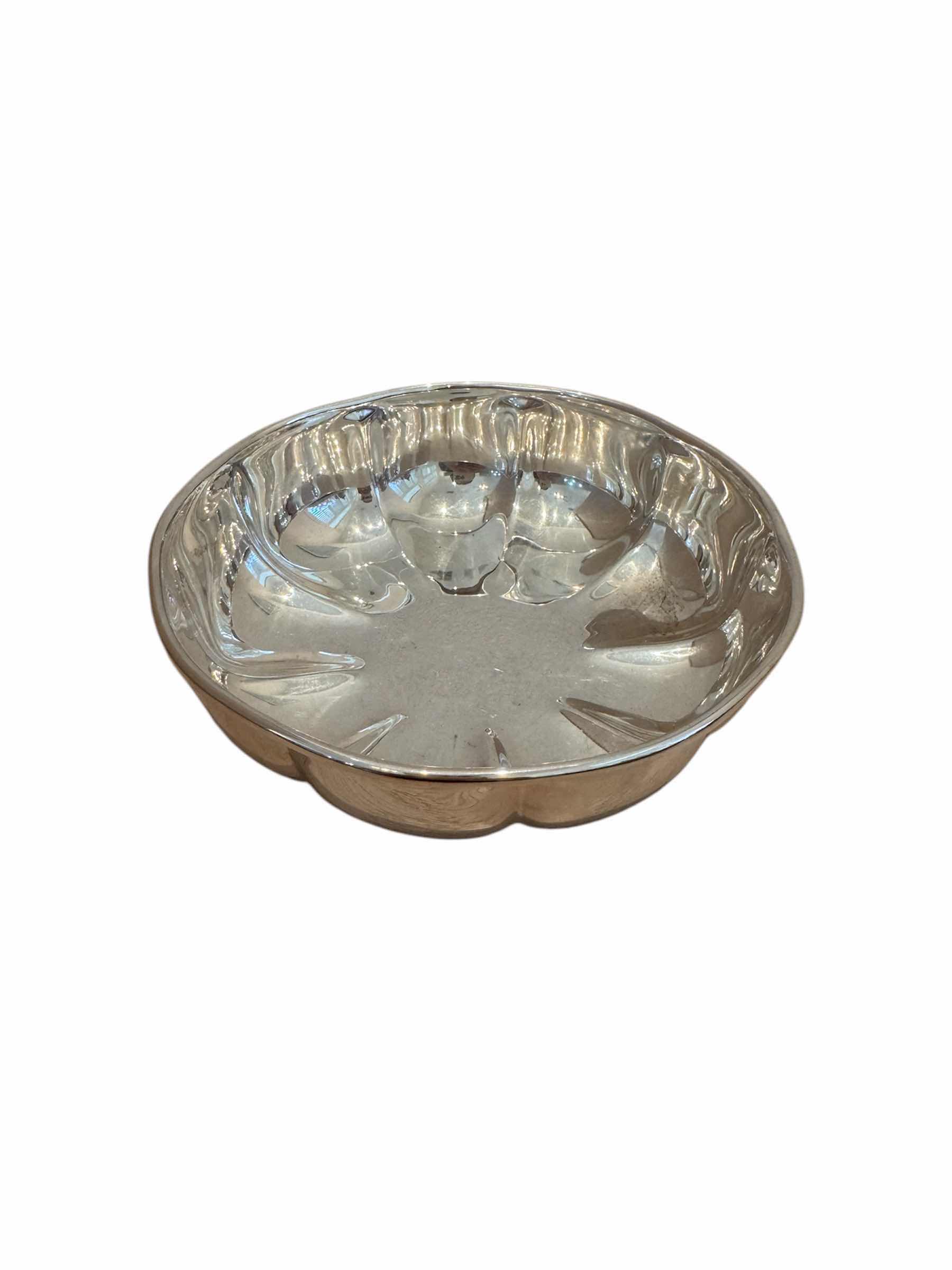 Photo 8 of 3- VINTAGE GORHAM SCALLOPED SILVER BOWLS , SERVING BOWLS, CANDY DISH

10” X H2.75”
8” X H2.5”
6.75” X H2”