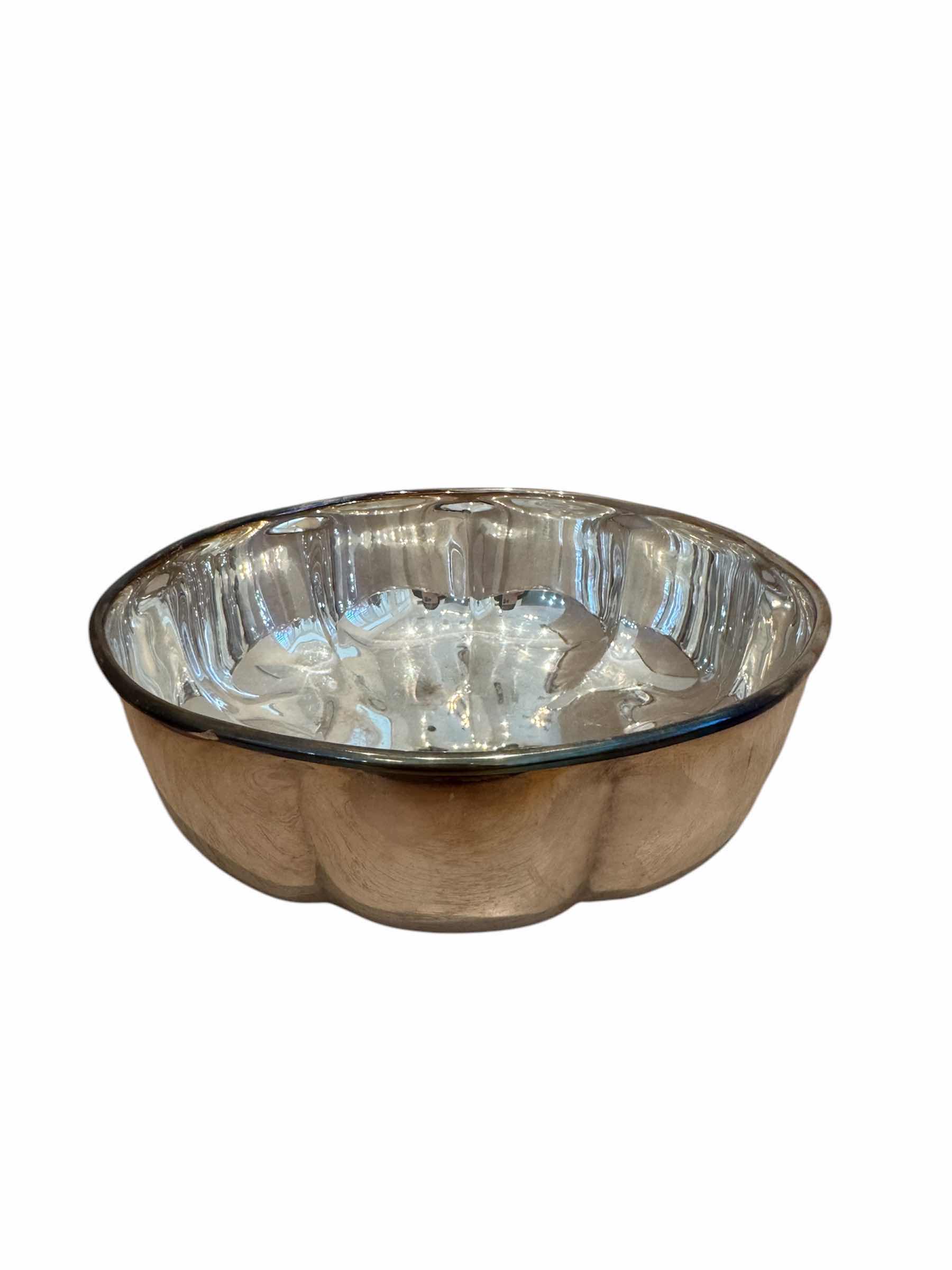 Photo 5 of 3- VINTAGE GORHAM SCALLOPED SILVER BOWLS , SERVING BOWLS, CANDY DISH

10” X H2.75”
8” X H2.5”
6.75” X H2”