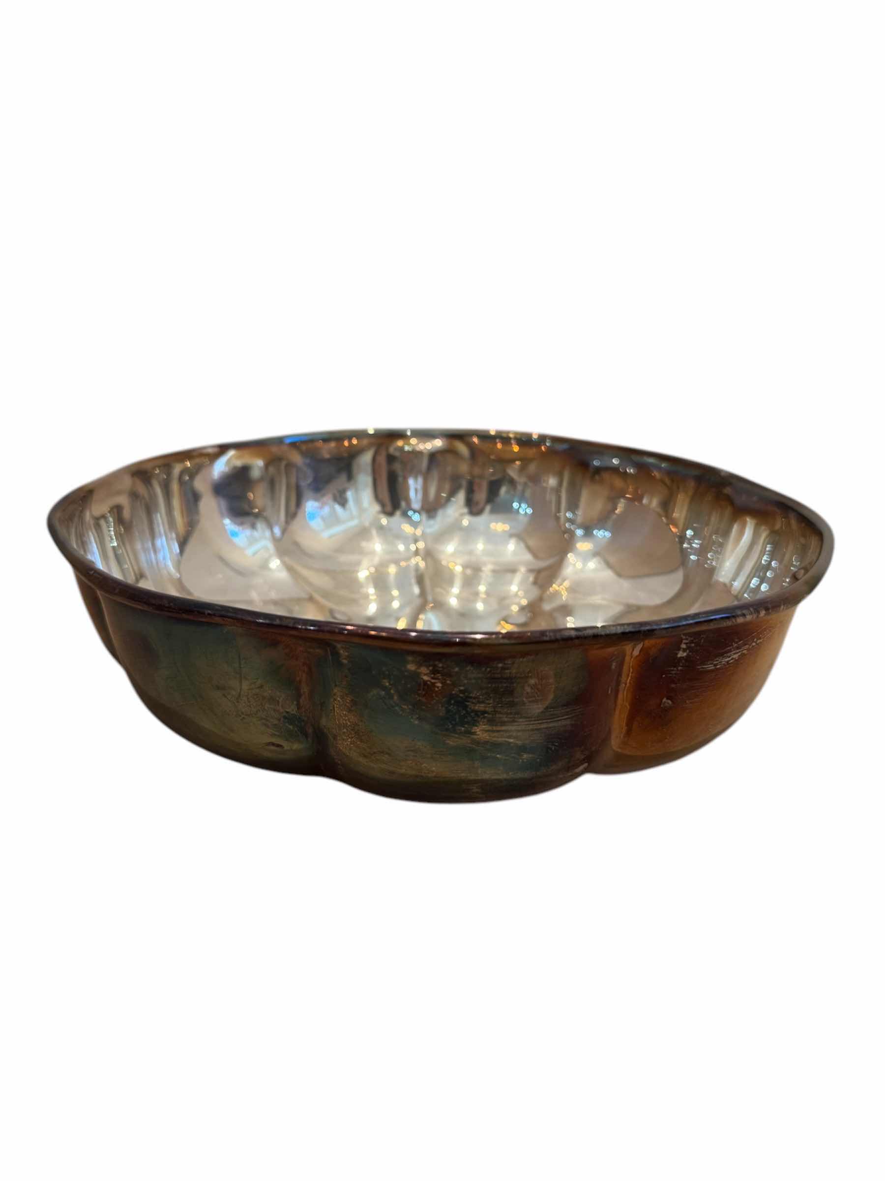 Photo 3 of 3- VINTAGE GORHAM SCALLOPED SILVER BOWLS , SERVING BOWLS, CANDY DISH

10” X H2.75”
8” X H2.5”
6.75” X H2”