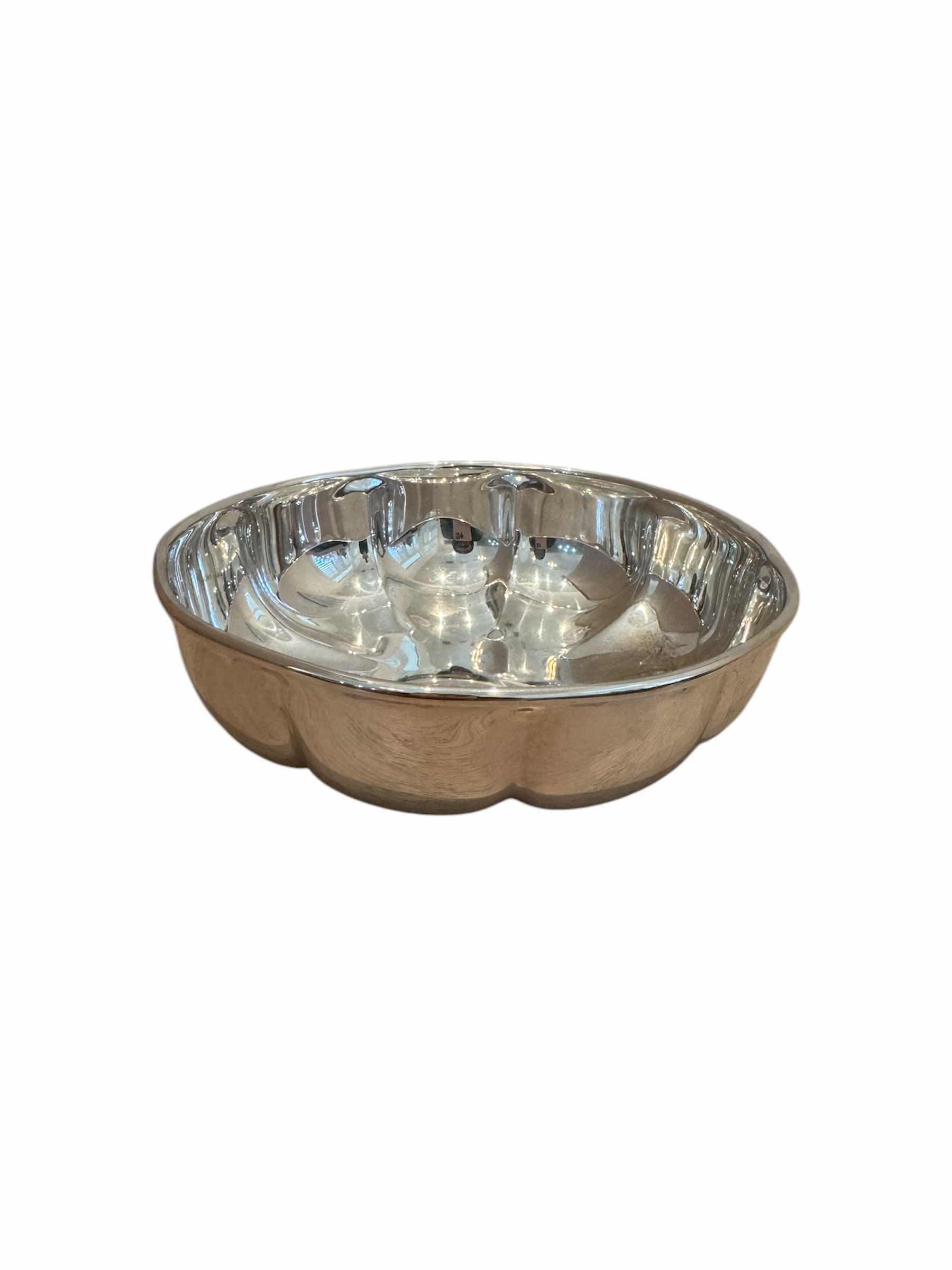 Photo 1 of 3- VINTAGE GORHAM SCALLOPED SILVER BOWLS , SERVING BOWLS, CANDY DISH

10” X H2.75”
8” X H2.5”
6.75” X H2”