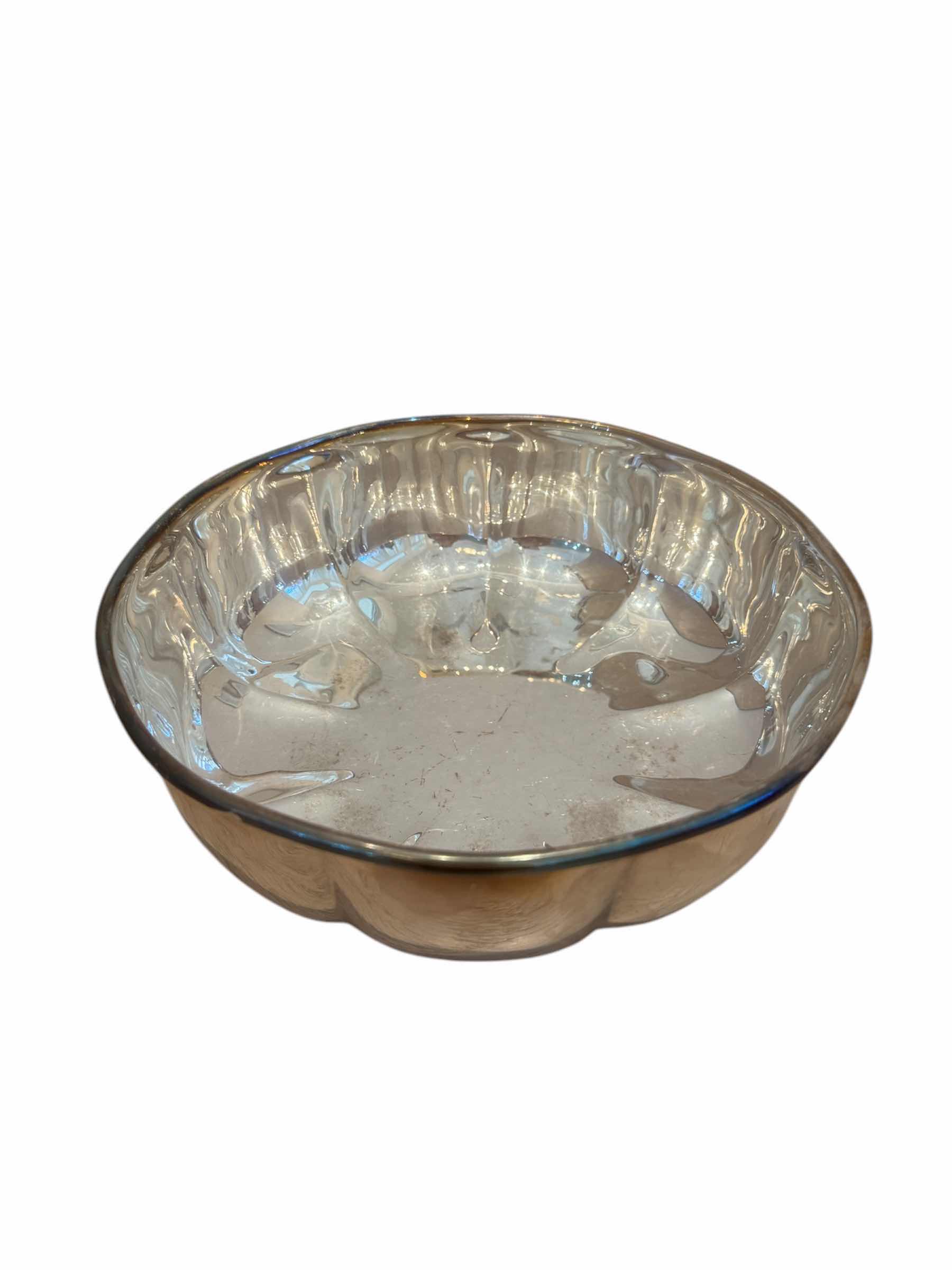 Photo 6 of 3- VINTAGE GORHAM SCALLOPED SILVER BOWLS , SERVING BOWLS, CANDY DISH

10” X H2.75”
8” X H2.5”
6.75” X H2”