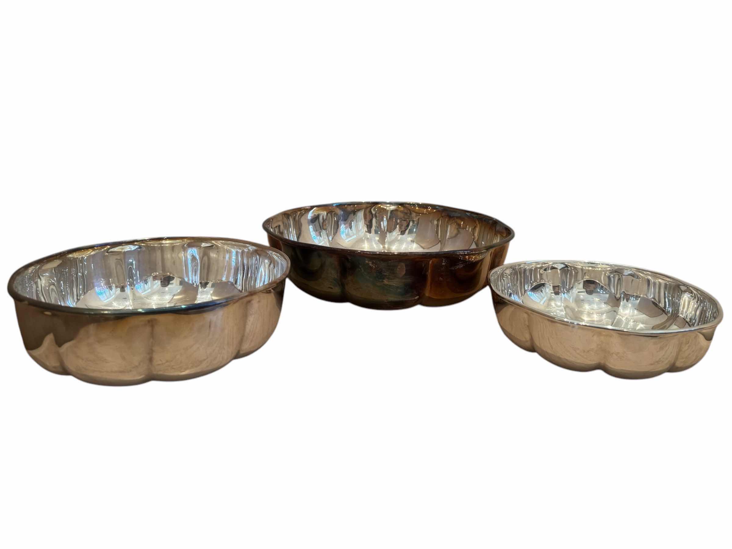 Photo 1 of 3- VINTAGE GORHAM SCALLOPED SILVER BOWLS , SERVING BOWLS, CANDY DISH

10” X H2.75”
8” X H2.5”
6.75” X H2”