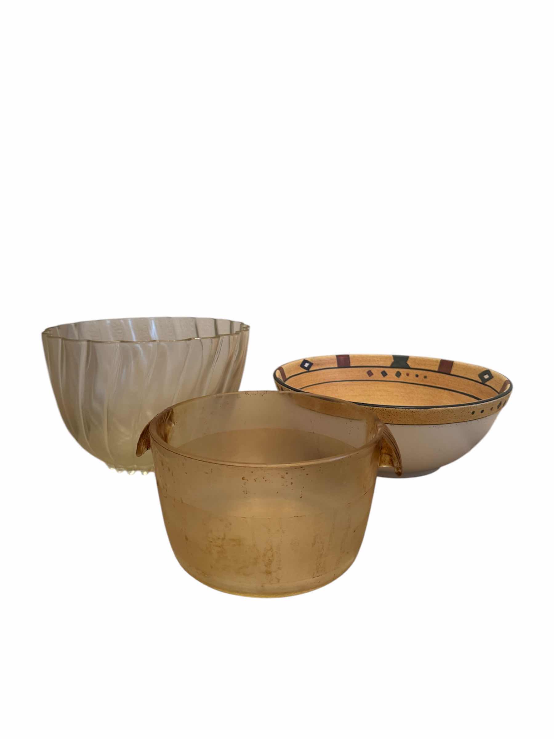 Photo 1 of 3- VINTAGE BOWLS, GLASS AND CERAMIC


10” X H7”

12” X H4.5”

8.5” X H4.75”