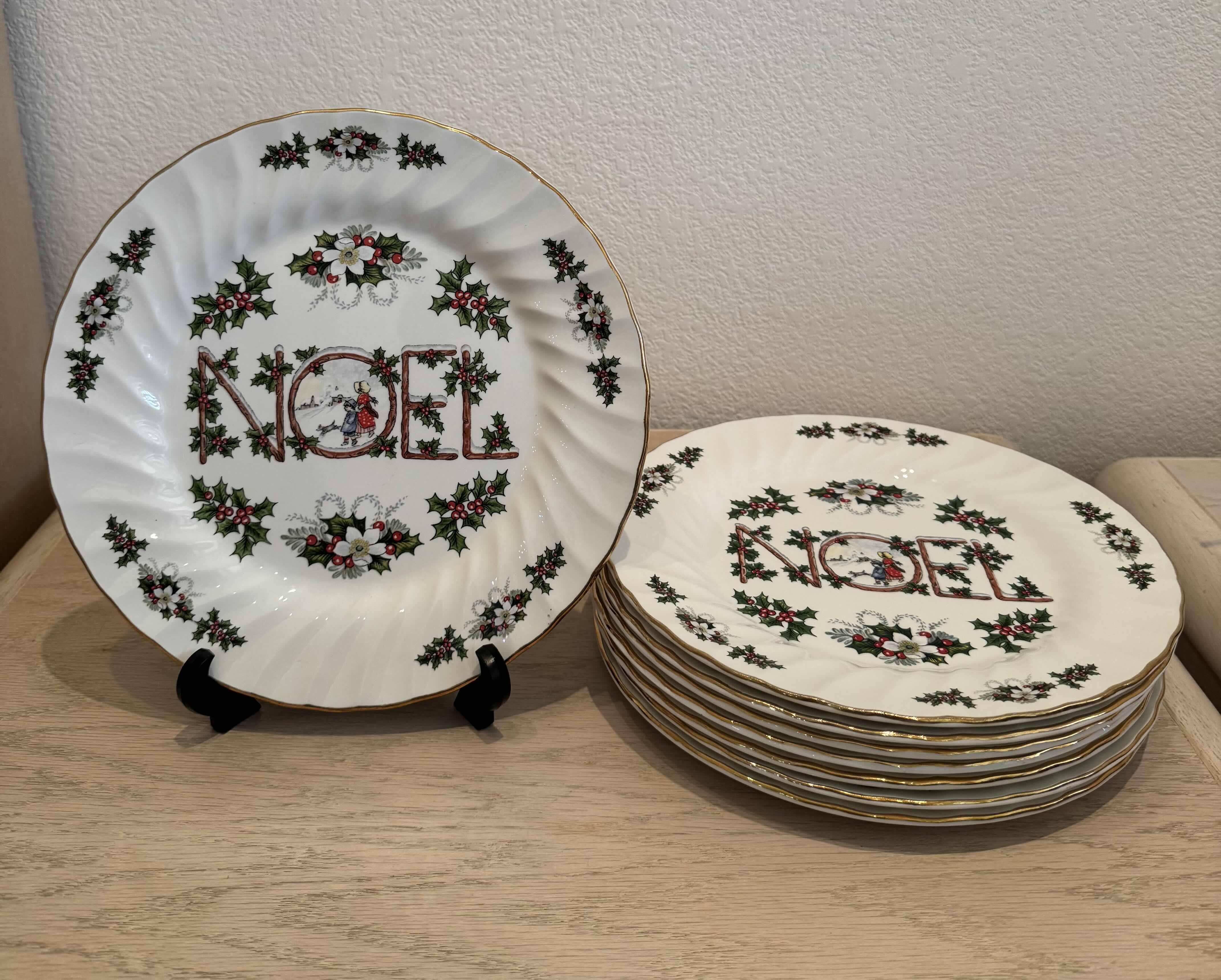 Photo 1 of VINTAGE NOEL FINE ENGLISH TABLEWARE PLATES

D10”