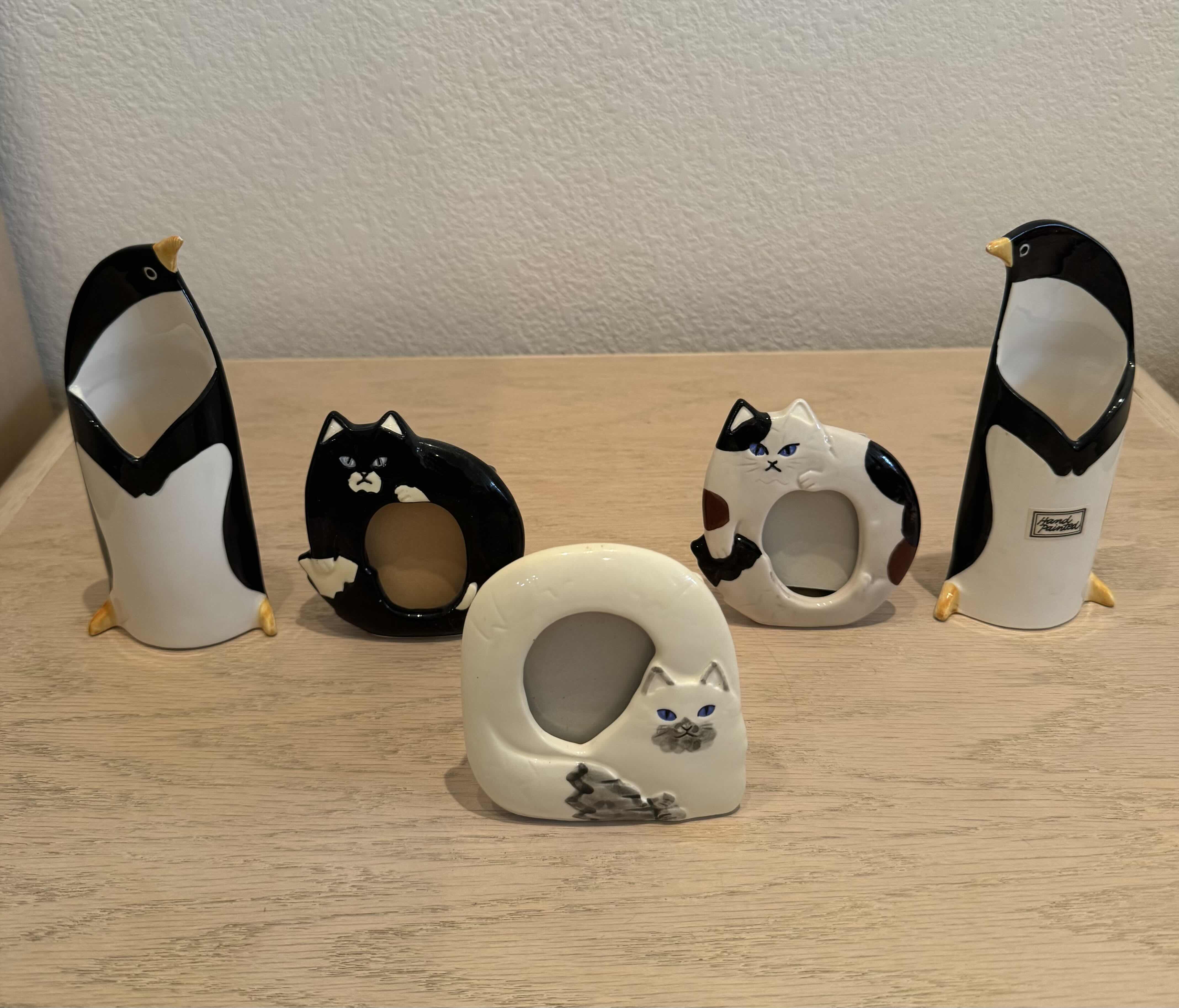 Photo 1 of VINTAGE PENGUIN VASES AND CAT PICTURE FRAMES, HOME DECOR, HOME ESSENTIALS, ARTWORK, 5 PIECES

PENGUINS
3” X H6”

CATS
4” X H4”