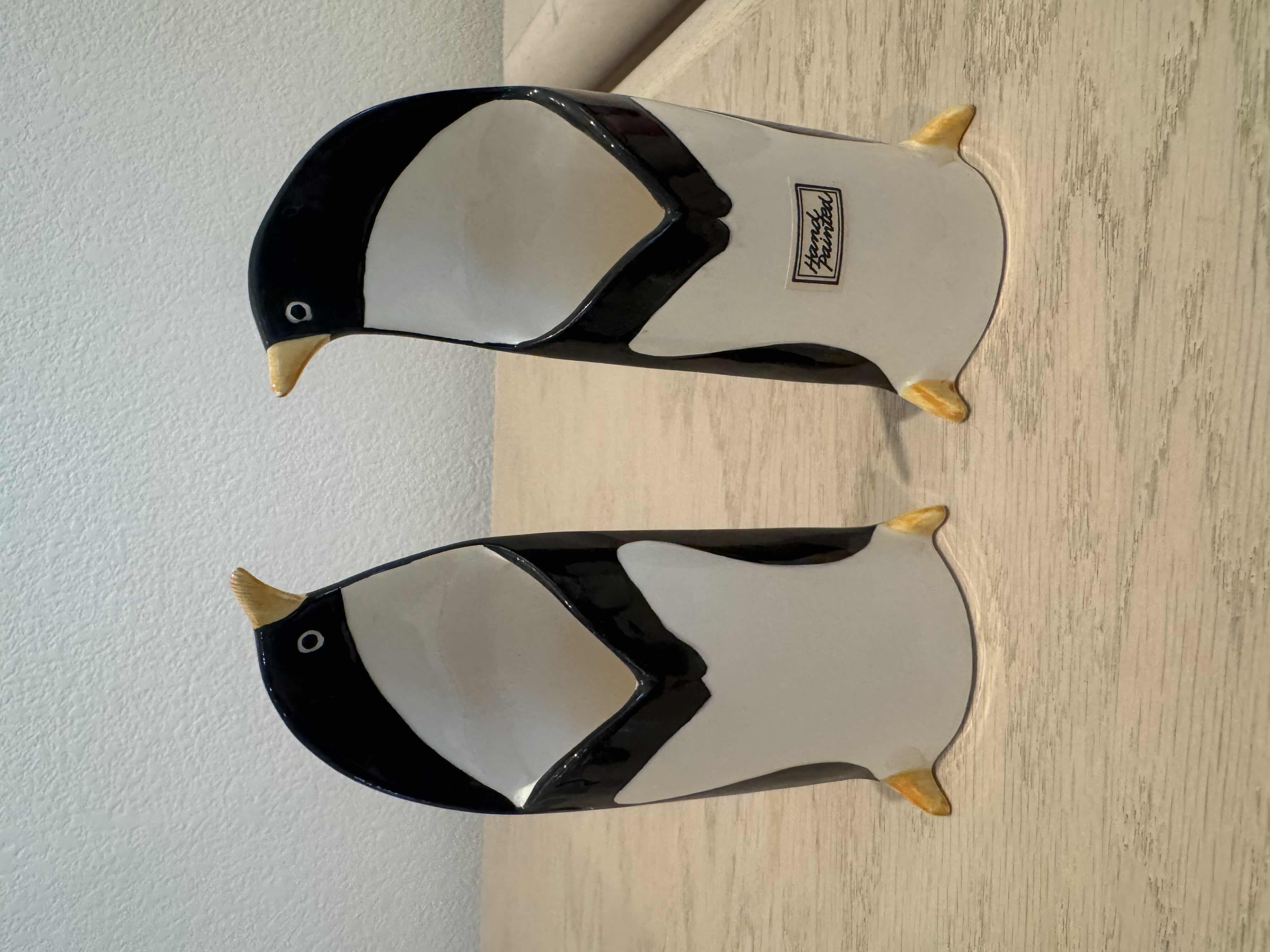 Photo 2 of VINTAGE PENGUIN VASES AND CAT PICTURE FRAMES, HOME DECOR, HOME ESSENTIALS, ARTWORK, 5 PIECES

PENGUINS
3” X H6”

CATS
4” X H4”