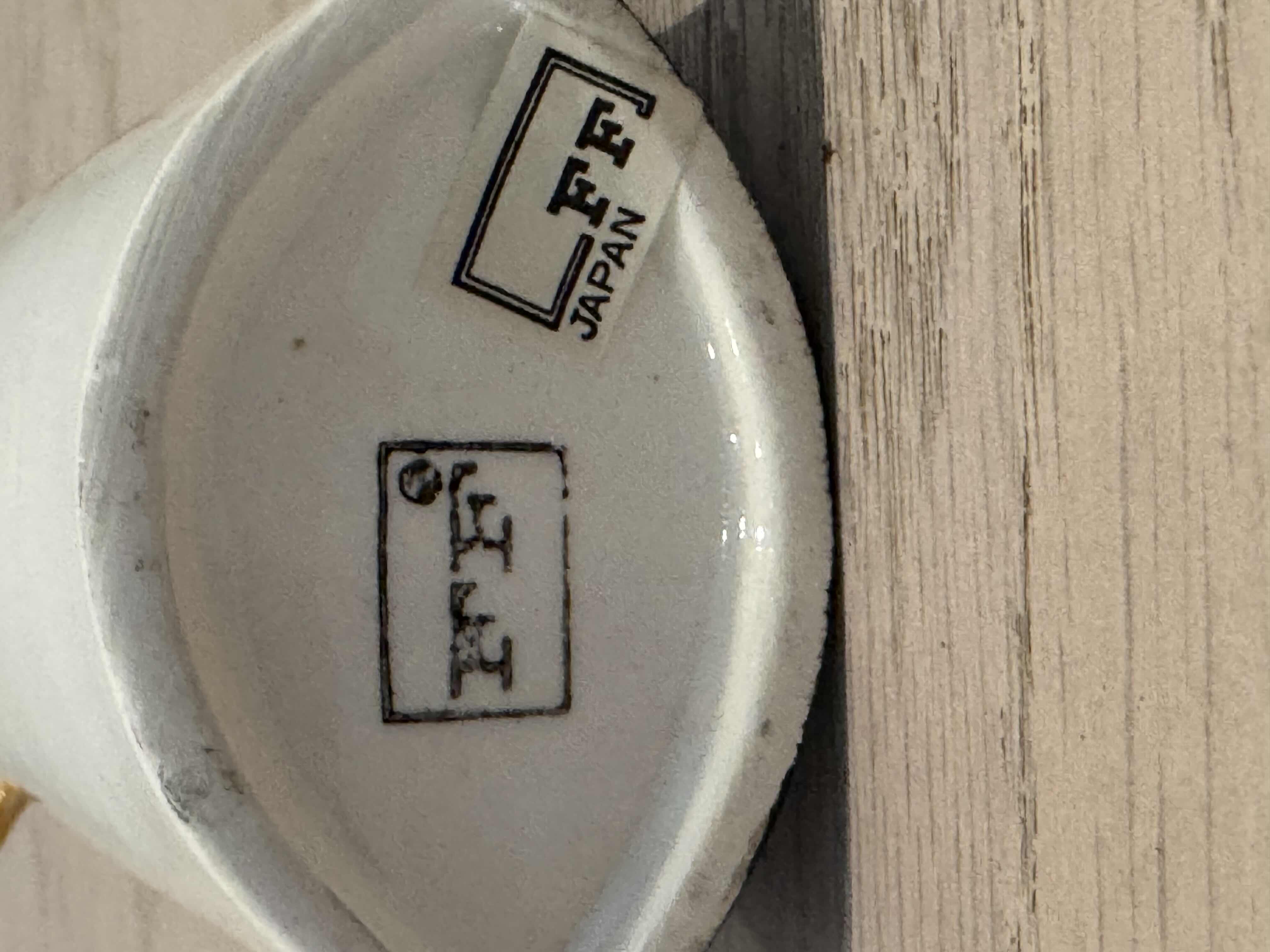 Photo 5 of VINTAGE PENGUIN VASES AND CAT PICTURE FRAMES, HOME DECOR, HOME ESSENTIALS, ARTWORK, 5 PIECES

PENGUINS
3” X H6”

CATS
4” X H4”