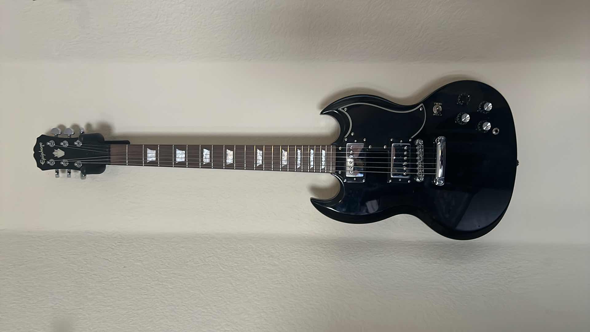 Photo 1 of EPIPHONE BLACK ELECTRIC GUITAR