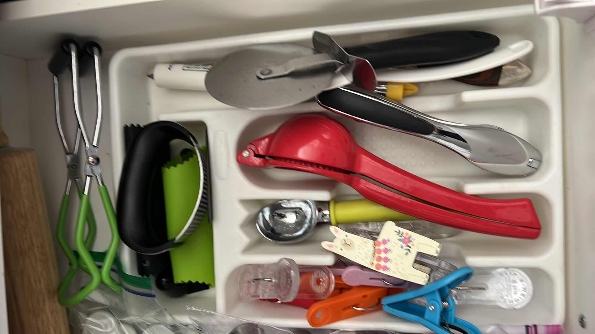 Photo 2 of CONTENTS OF KITCHEN DRAWER