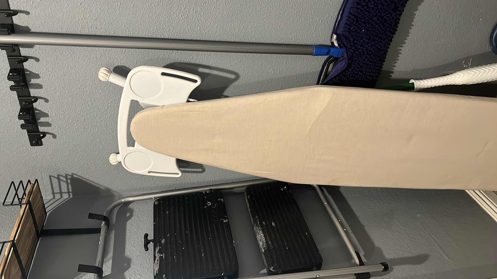 Photo 1 of Contents of corner