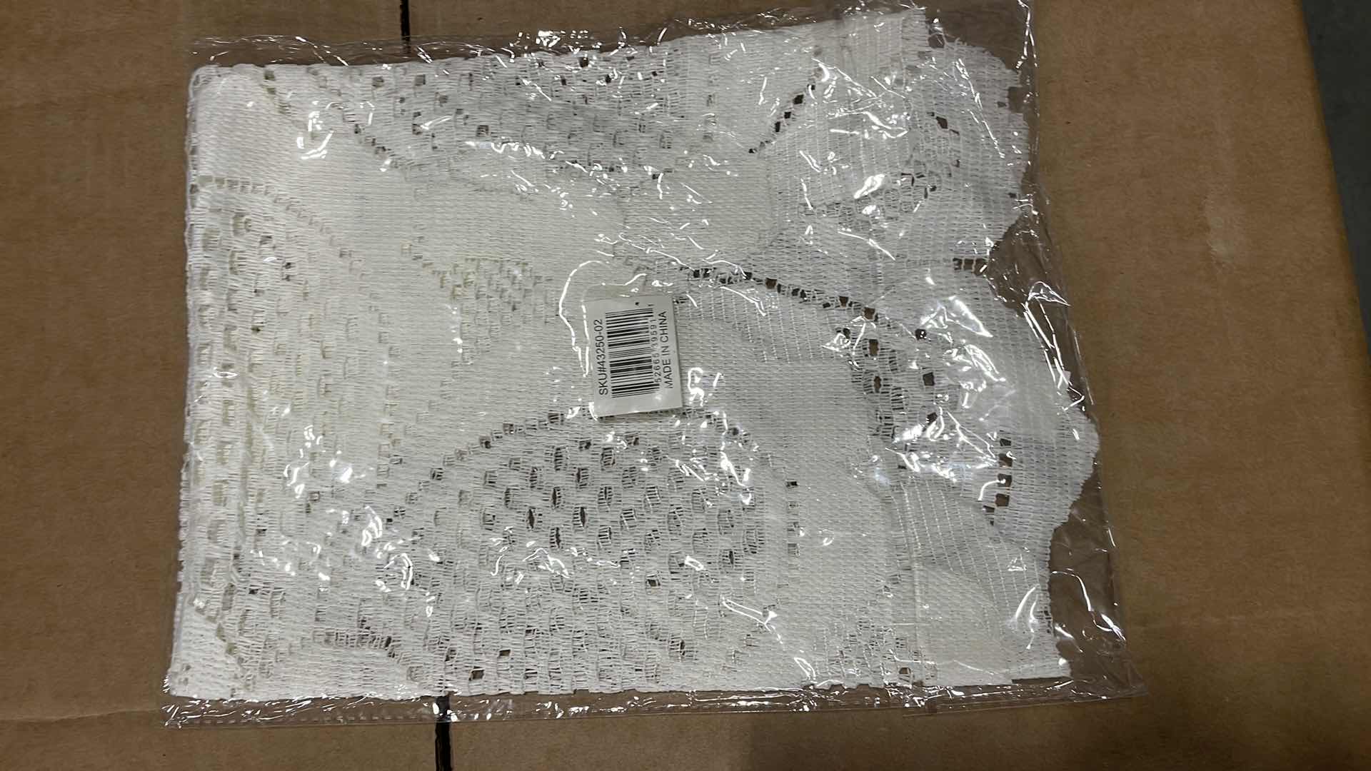 Photo 1 of 24” ROUND CREAM DOILY CASE OF 144