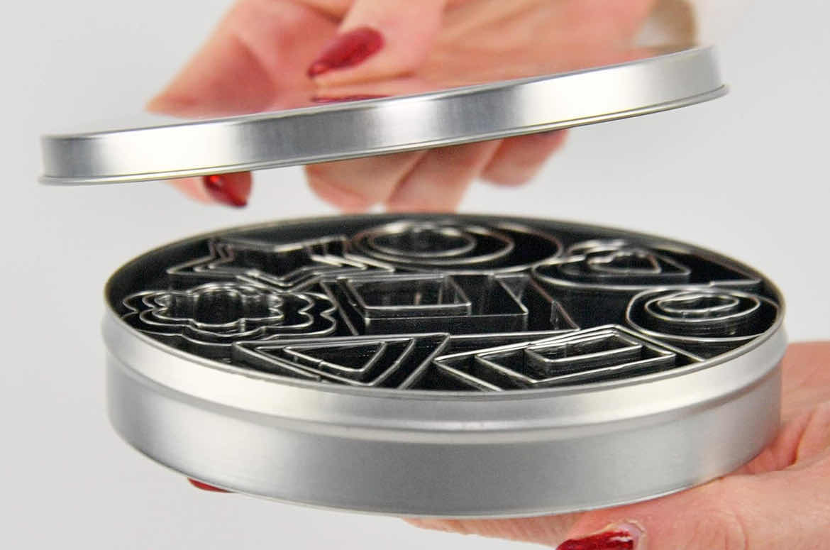 Photo 1 of CASE OF 50 HOME-X STAINLESS STEEL COOKIE CUTTER SET RECTANGLE SQUARE TRIANGLE HEART CIRCLE STAR FLOWER OVAL SHAPES SET OF 24