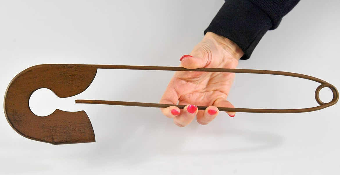 Photo 1 of CASE OF 30 SETS HOME-X RUSTIC METAL SAFETY PIN WALL DECOR SET LARGE WALL HANGING FOR LAUNDRY ROOM LIVING ROOM FARMHOUSE STYLE DECOR OVERSIZED 3D WALL HANGING BURNISHED BRASS FINISH SET OF 2