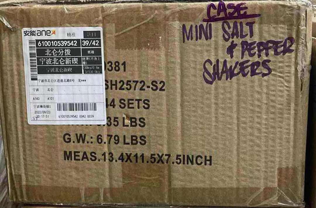 Photo 5 of NEW CASE HOME-X POCKET CLEAR PLASTIC SALT & PEPPER SHAKERS (BOX OF 144)