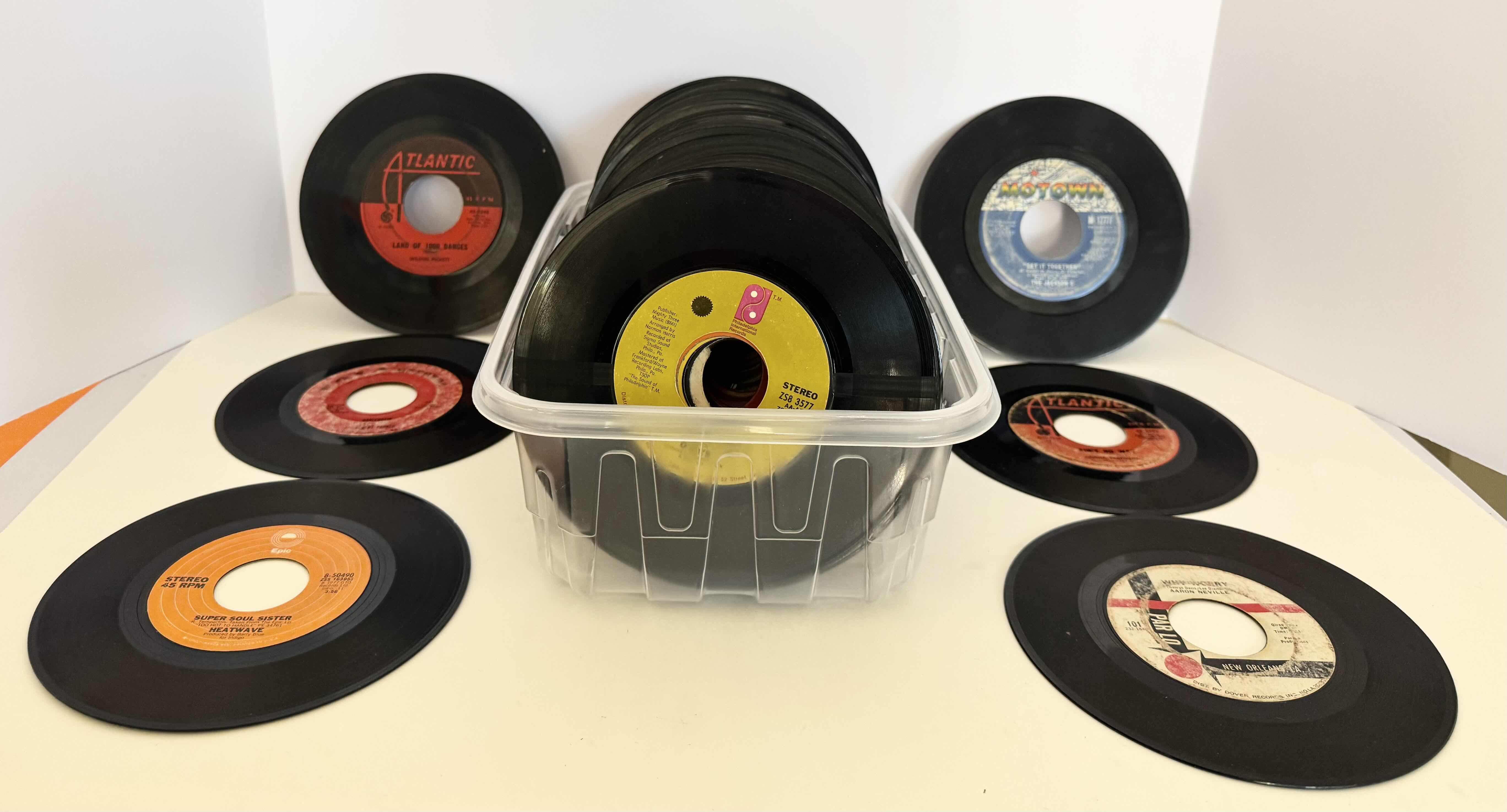 Photo 1 of VINTAGE VINYL 45'S RECORD COLLECTION VARIOUS ARTISTS. MOTOWN AND R&B