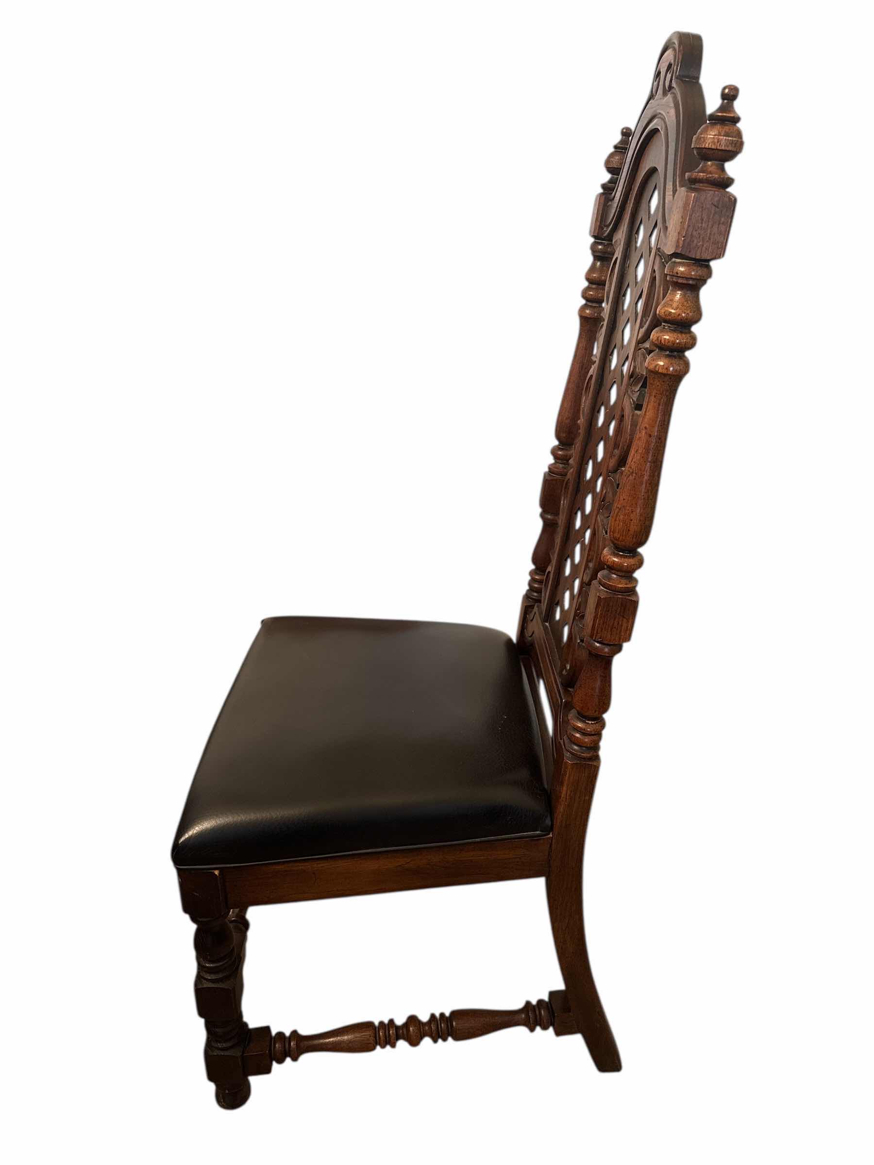 Photo 1 of 250
MID 20th CENTURY WALNUT SPANISH BAROQUE STYLE DINING SIDE CHAIR