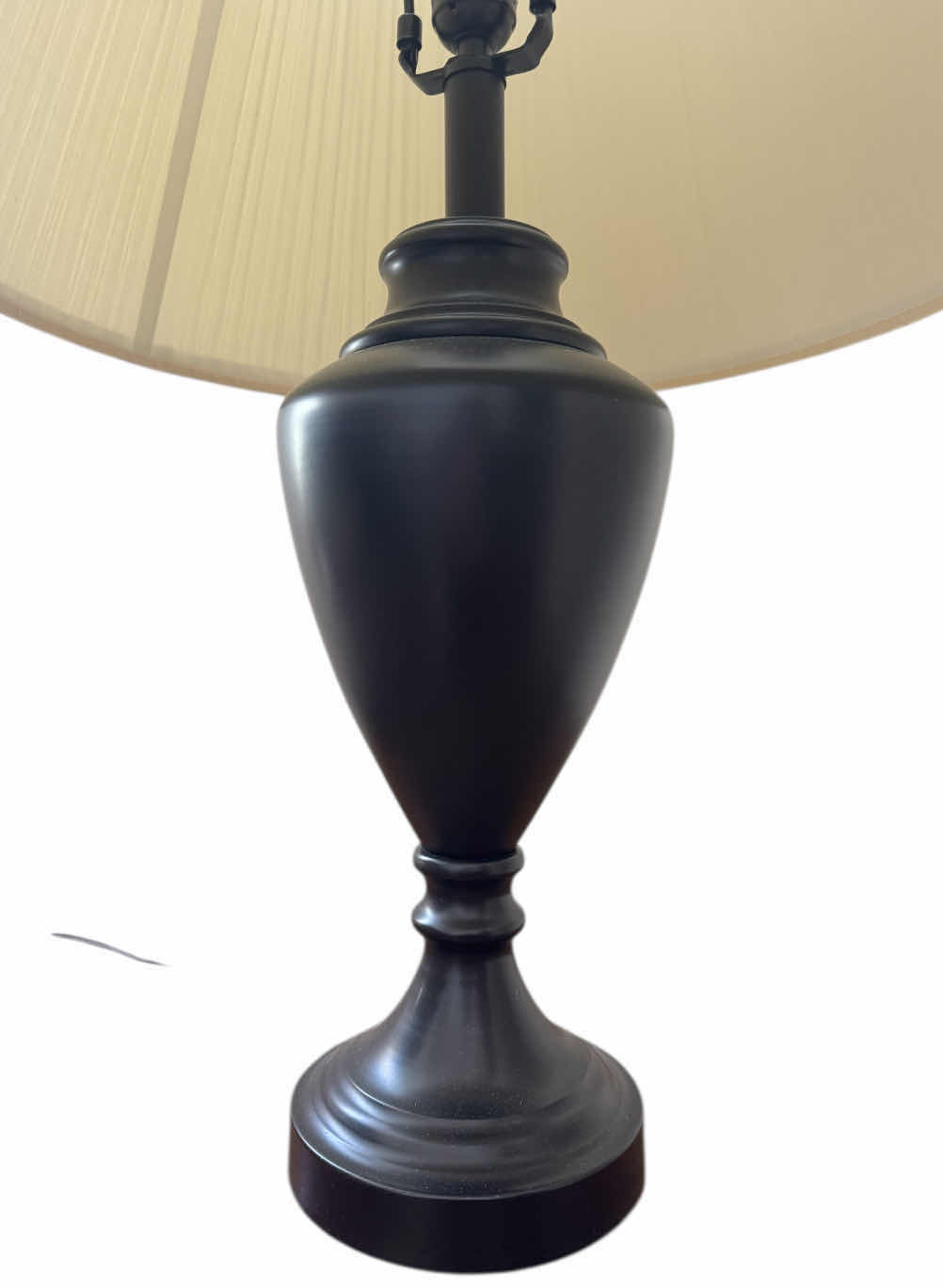 Photo 1 of 30
BLACK/WHITE METAL TABLE LAMP

D17.5” X H29”