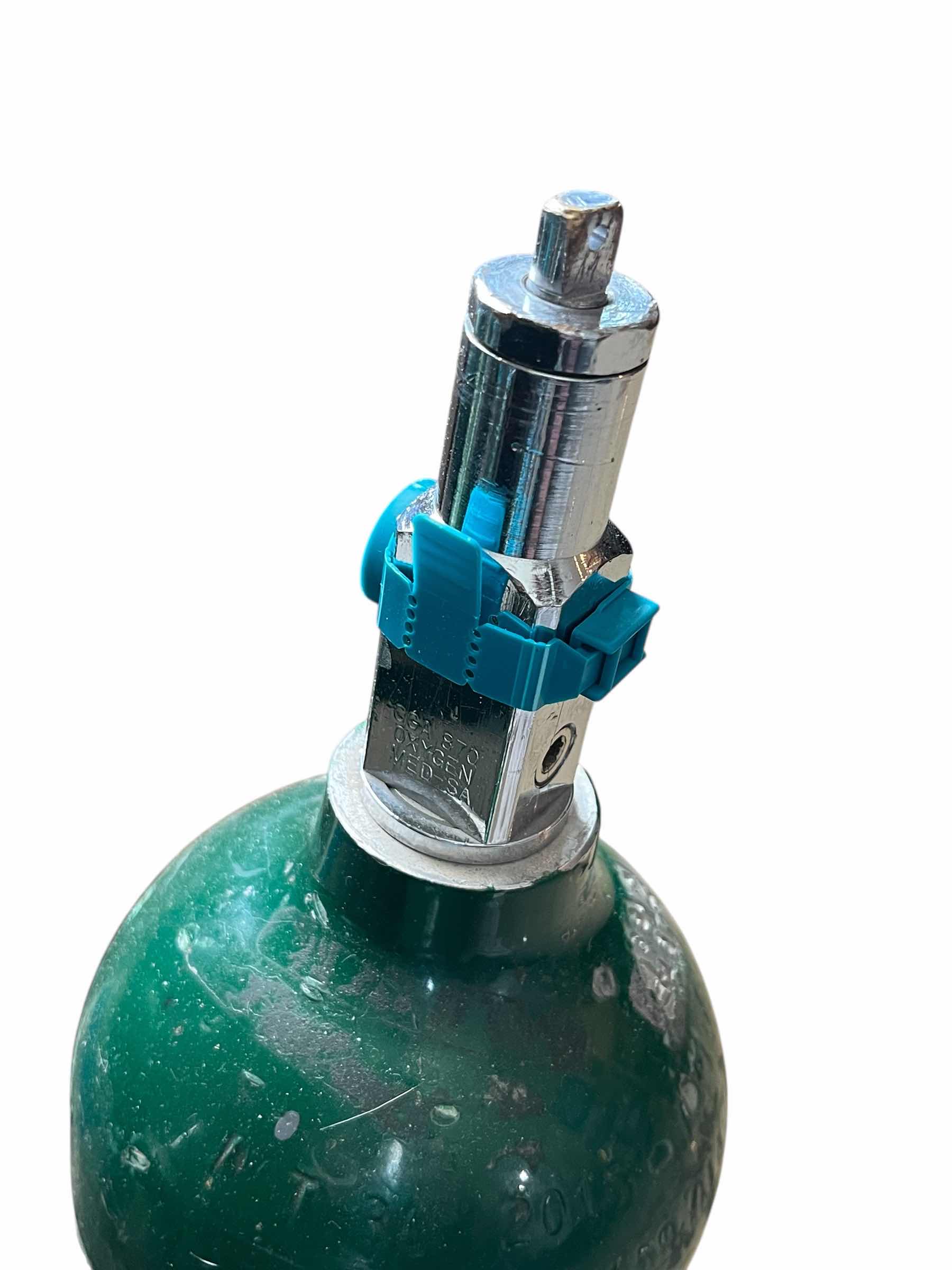 Photo 1 of OXYGEN COMPRESSED USBUN1072 MEDICAL GAS TANK (FULL) 4.5” X 29”