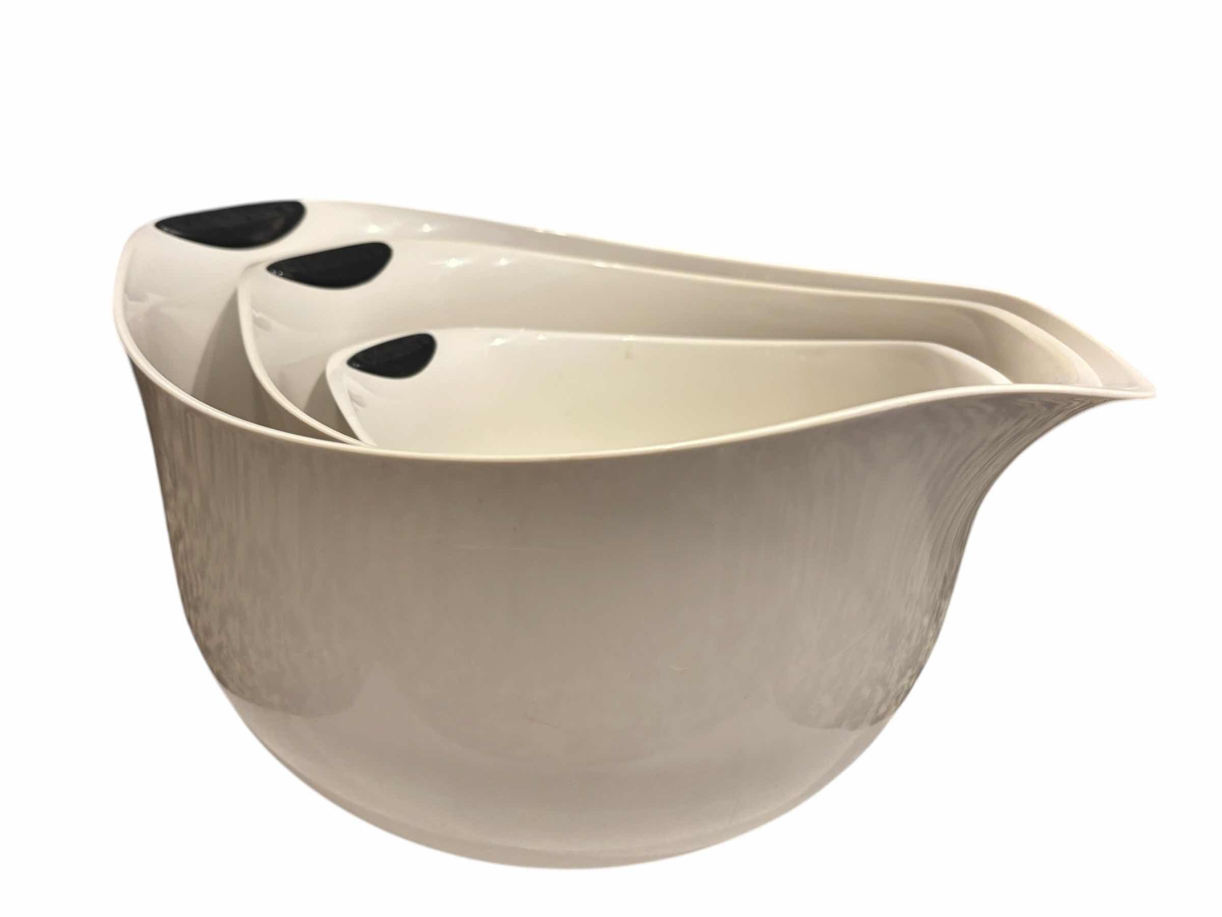 Photo 1 of CUISINART 3 PC POUR SPOUT MIXING BOWLS W NON-SLIP BOTTOM, WHITE $55