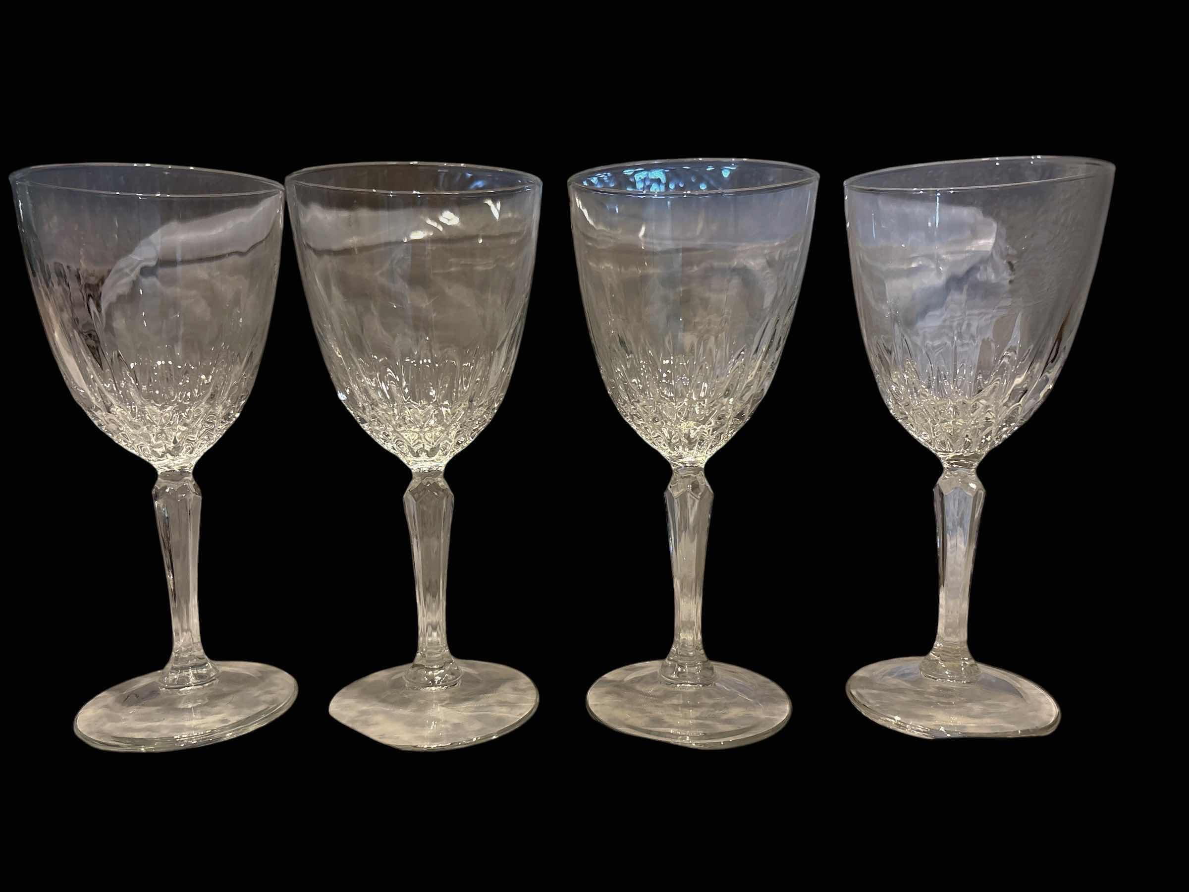 Photo 1 of CLEAR GLASSWARE H7” (4)