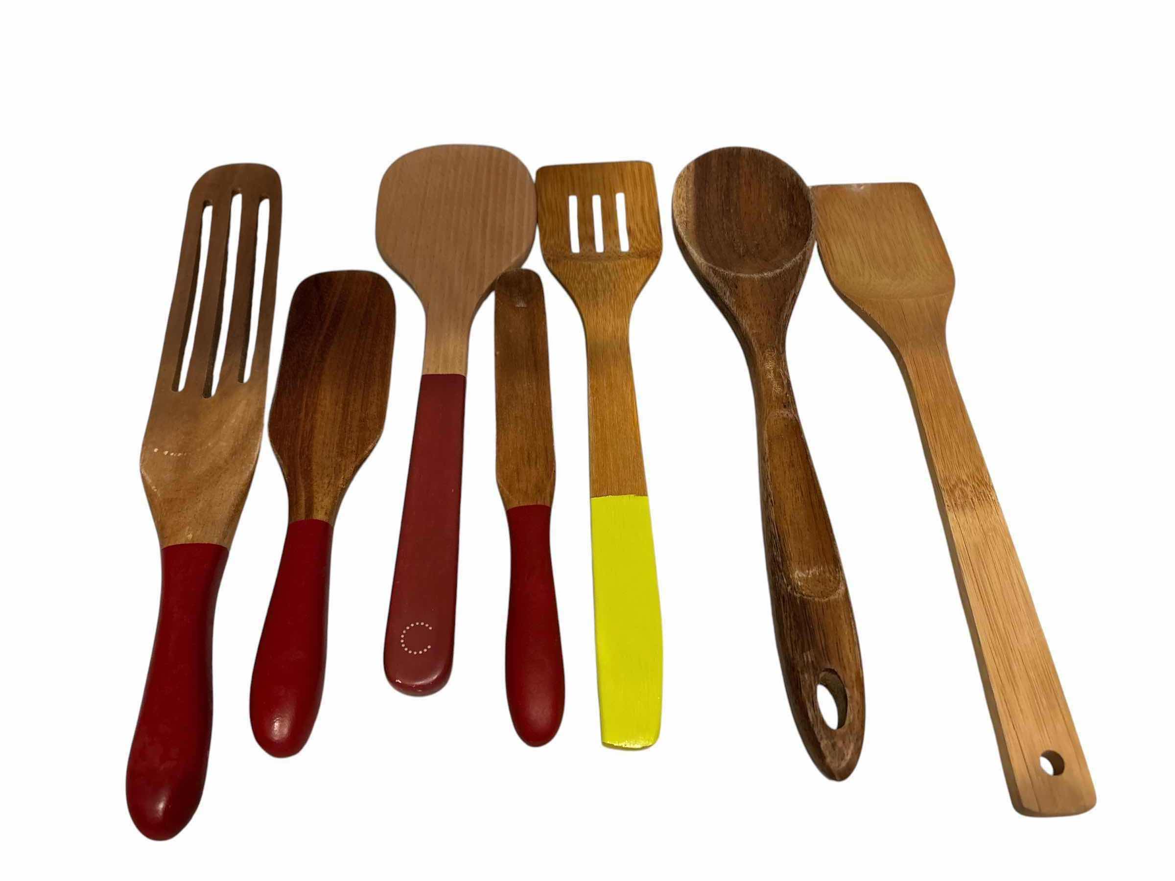 Photo 1 of KITCHEN WOODEN UTENSILS (16)PCS