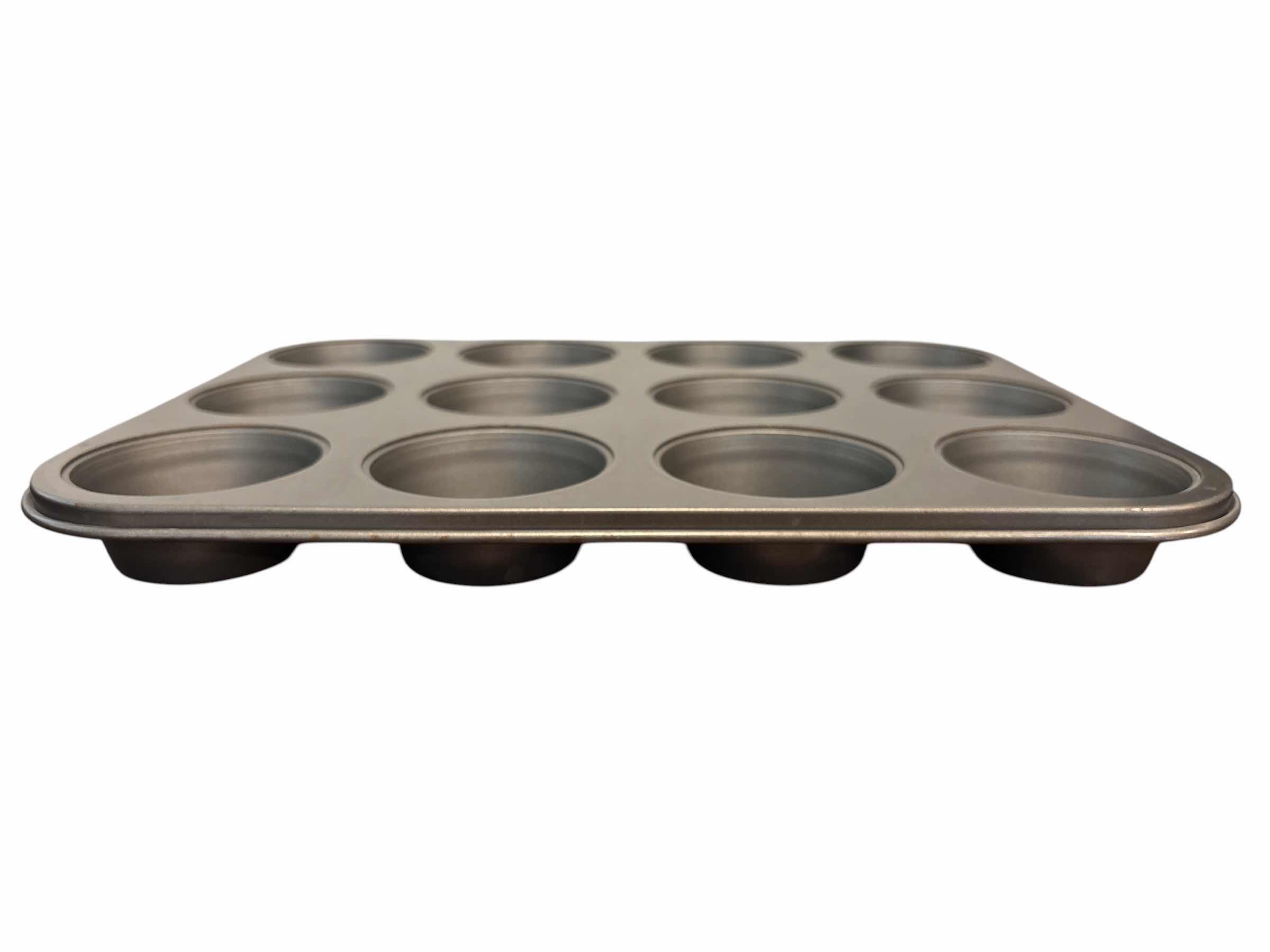 Photo 1 of BAKEWARE (6 PCS)