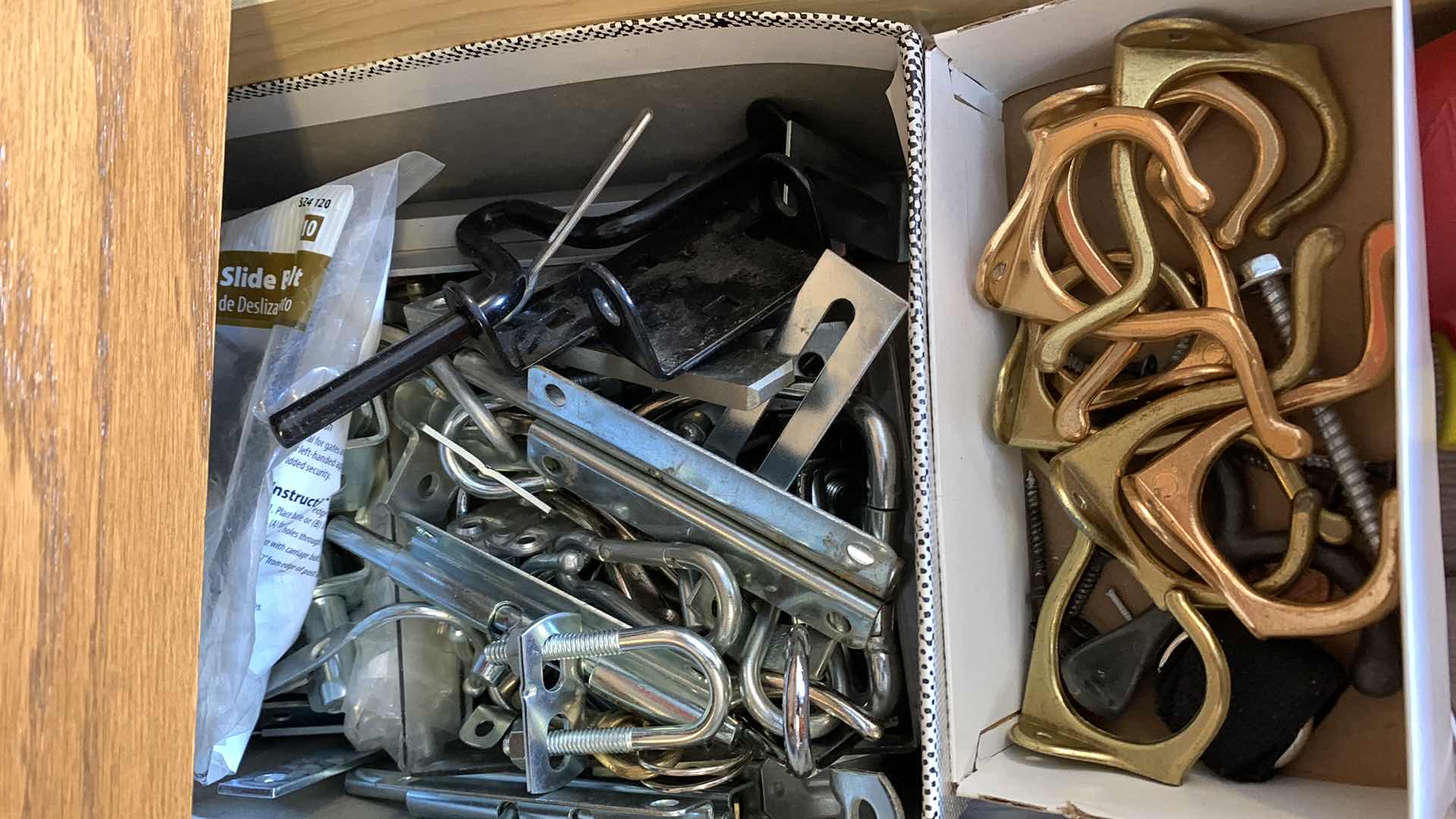 Photo 1 of CONTENTS OF DRAWER