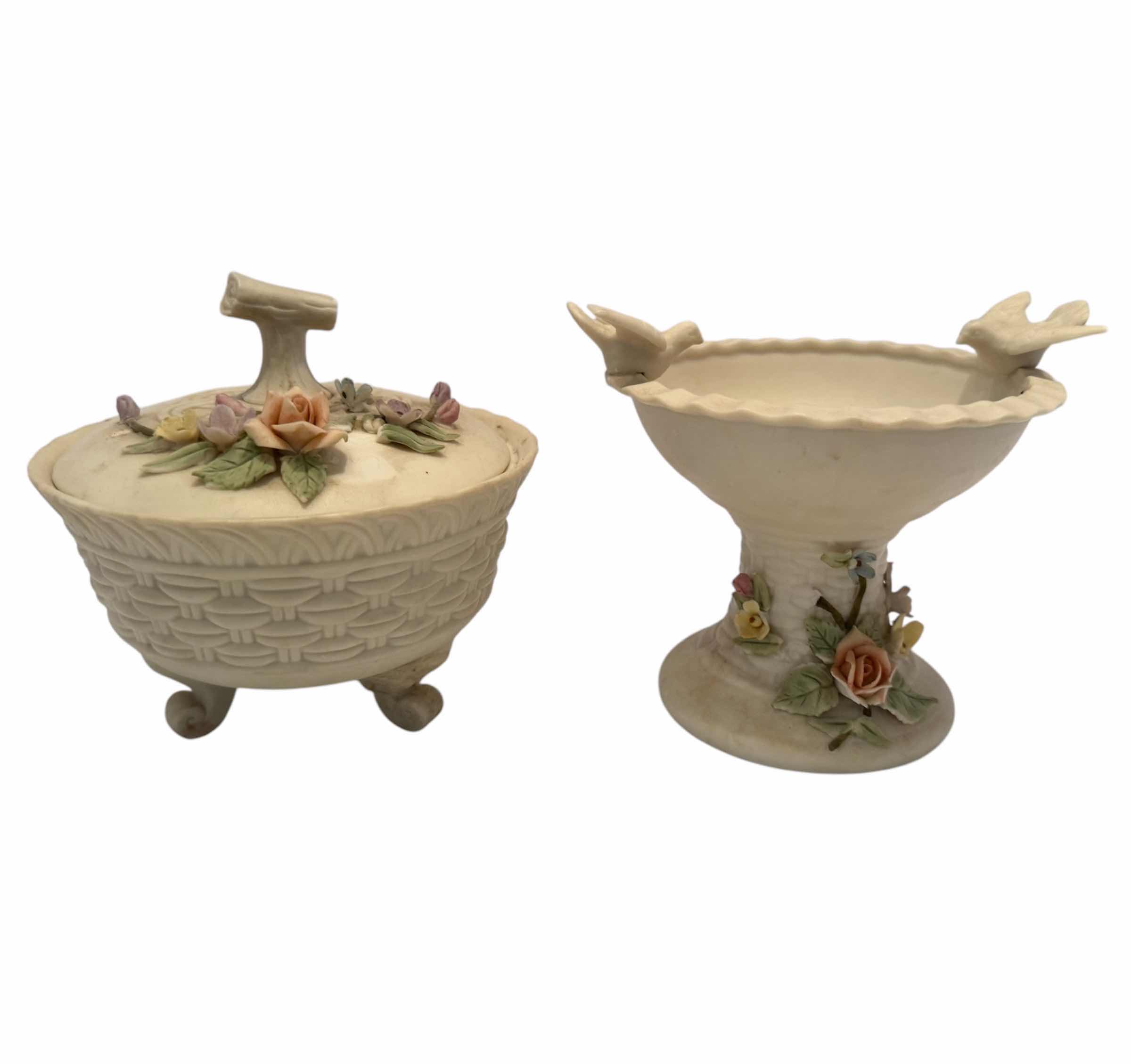 Photo 1 of HOME DECOR- LEFTON ANTIQUE IVORY HAND-PAINTED BIRDBATH AND TRINKET BOX OR CANDY DISH

TRINKET BOX/CANDY DISH
D4.5” X H 4.5”

BIRDBATH 
D5” X H 4.5”